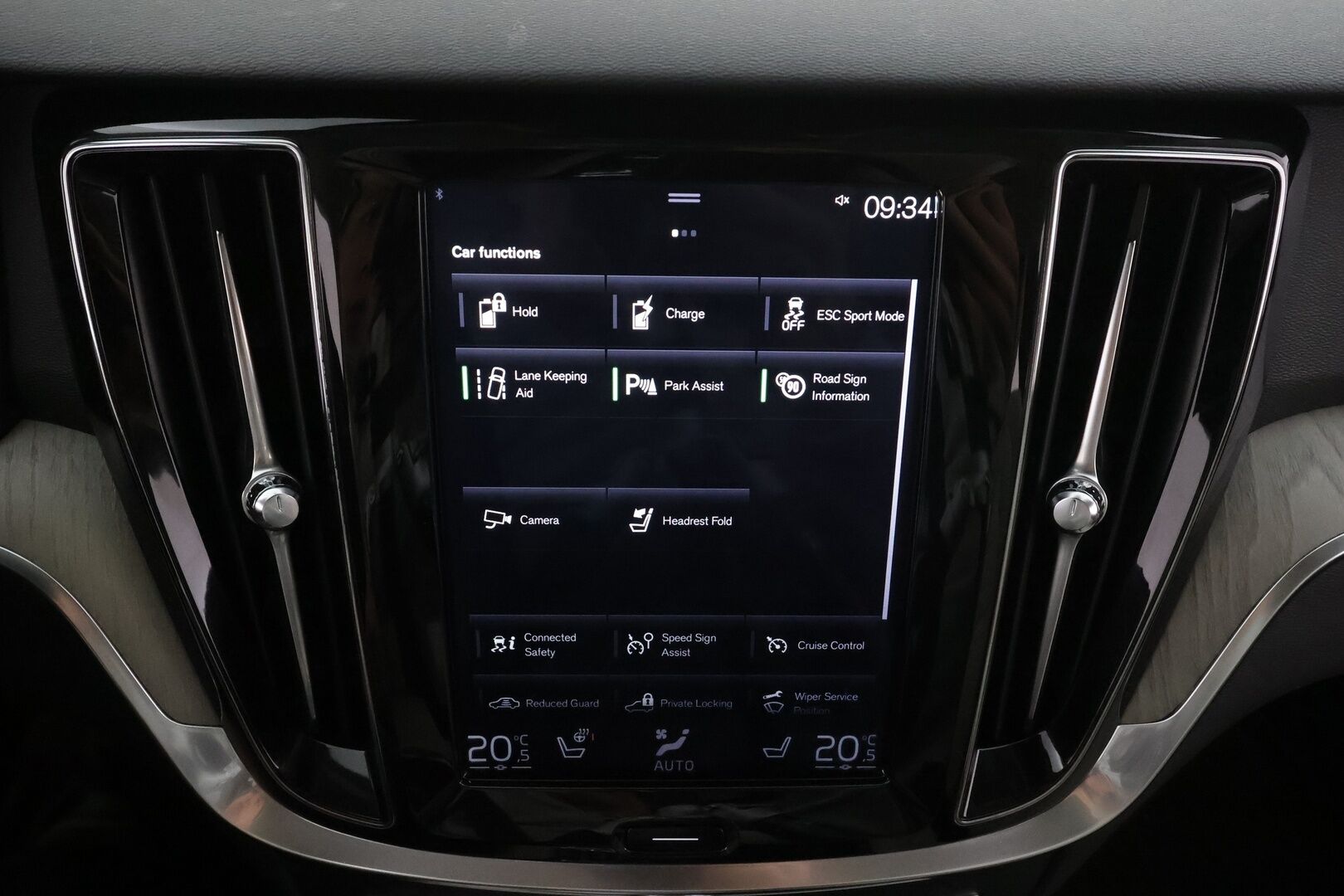 Volvo V60 2019 T8 AWD Inscription aut * ACC / P.kamera / Webasto / LED / Koukku / Panorama / Muistipenkki / Sporttinahat / KeylessGo * - Kahdet renkaat aluvanteilla / Merkkihuollettu