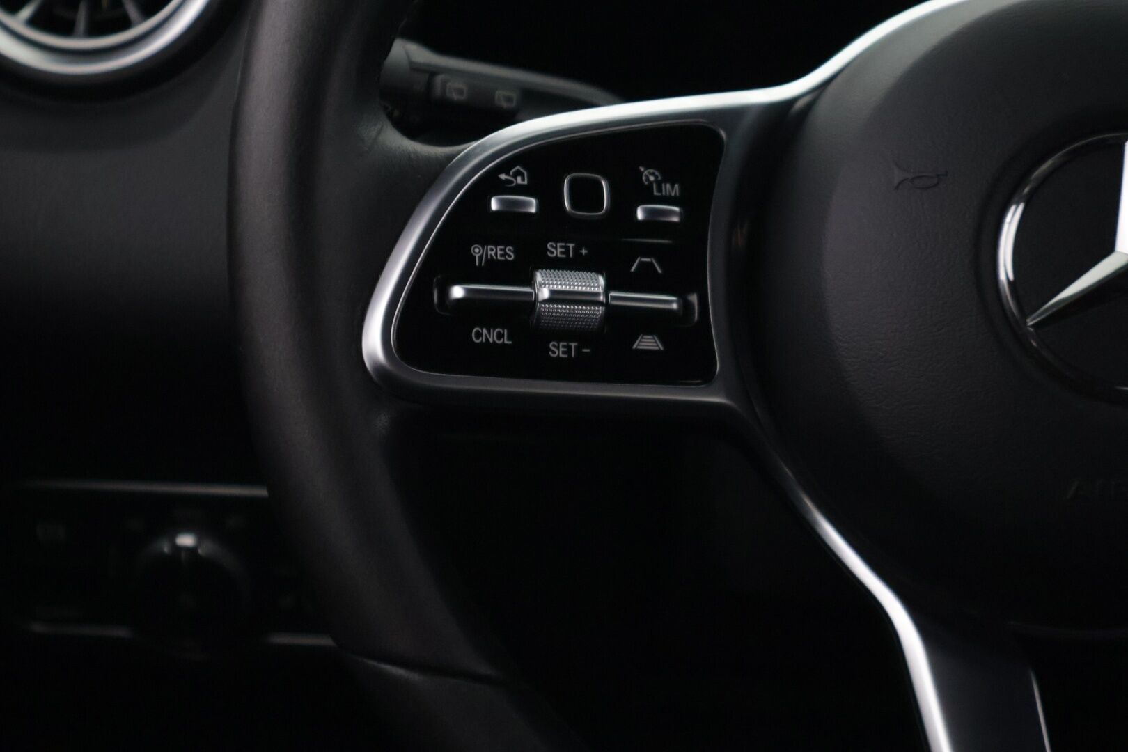 Mercedes-Benz EQB 2023 300 4MATIC Business - | Distronic + | Keyless | P-Kamera | 7-Paikkainen | ALV | Akku kuntotarkastettu