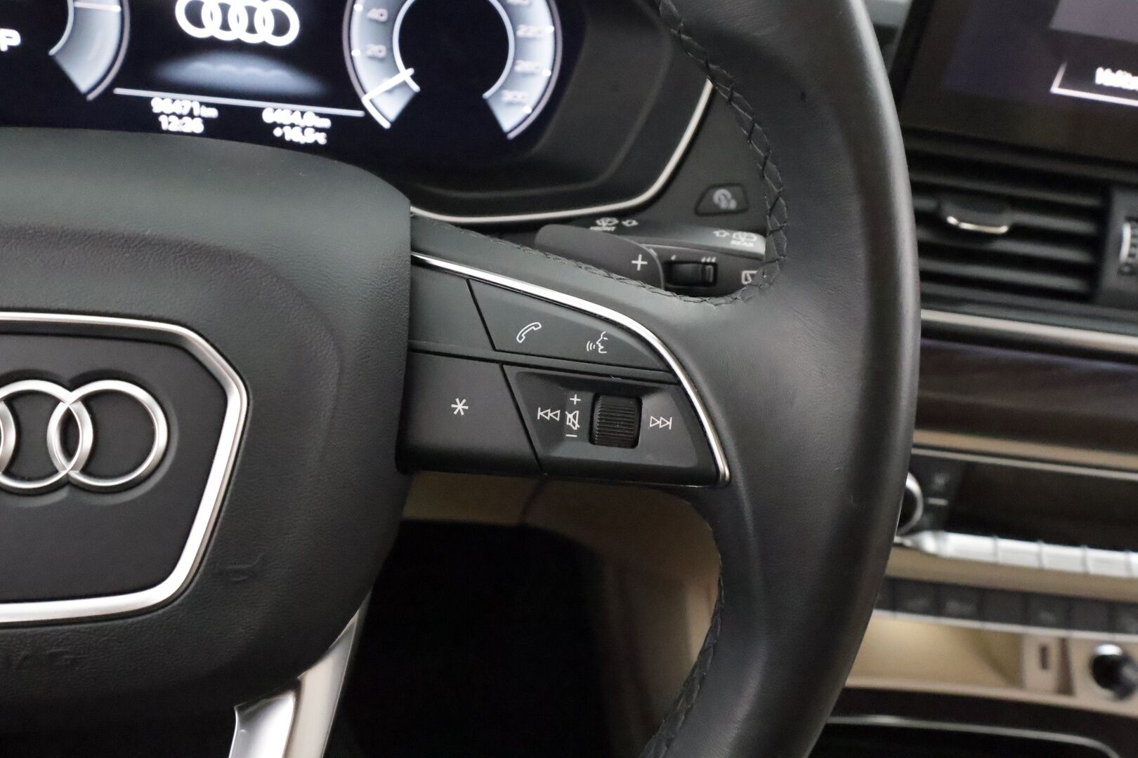 Audi Q5 2023 S line 50 TFSI e 220 kW quattro S tronic - | ACC | Koukku | Muistipenkki | Sporttinahat | Matrix | Ilma-alusta | Ambient light | Active Lane Assist | BSM | P.kamera | 1-om suomiauto | Merkkihuollot |