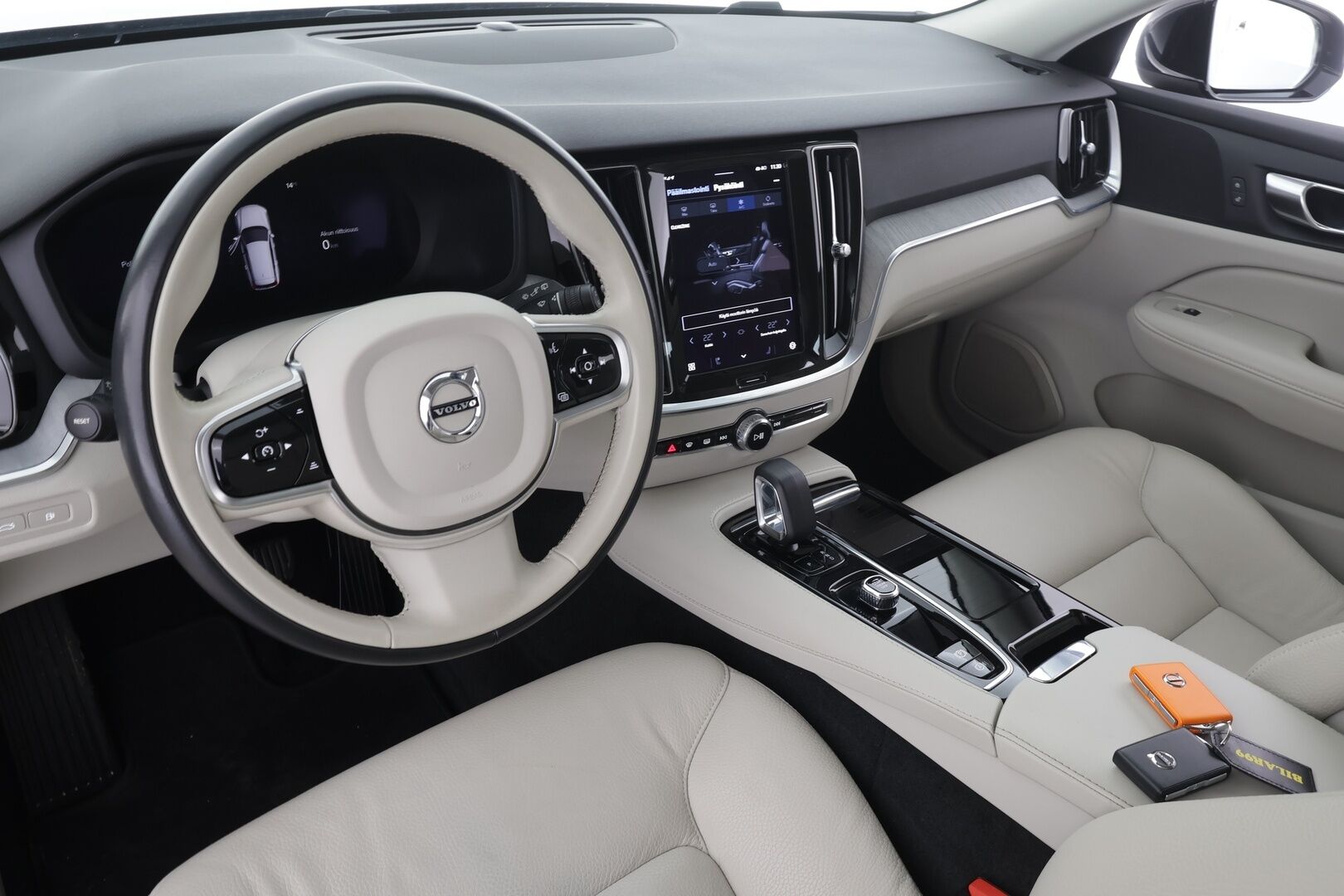 Volvo V60 2023 T6 AWD Long Range Core aut * ACC / P.kamera / LED / Navi / Koukku / Vaaleat nahat / Facelift * - 1.Om Suomi-auto / Kahdet renkaat aluvanteilla