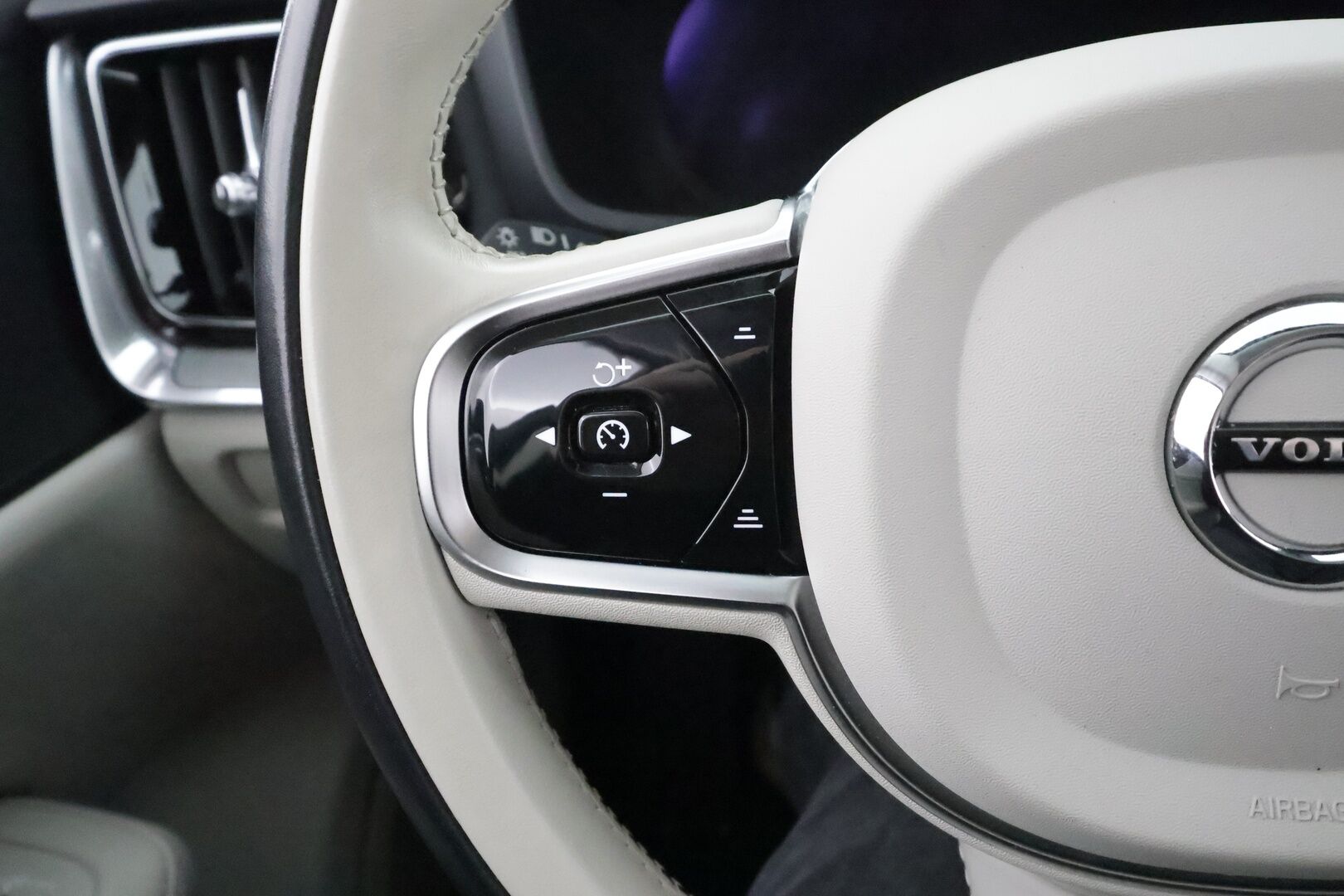 Volvo V60 2023 T6 AWD Long Range Core aut * ACC / P.kamera / LED / Navi / Koukku / Vaaleat nahat / Facelift * - 1.Om Suomi-auto / Kahdet renkaat aluvanteilla