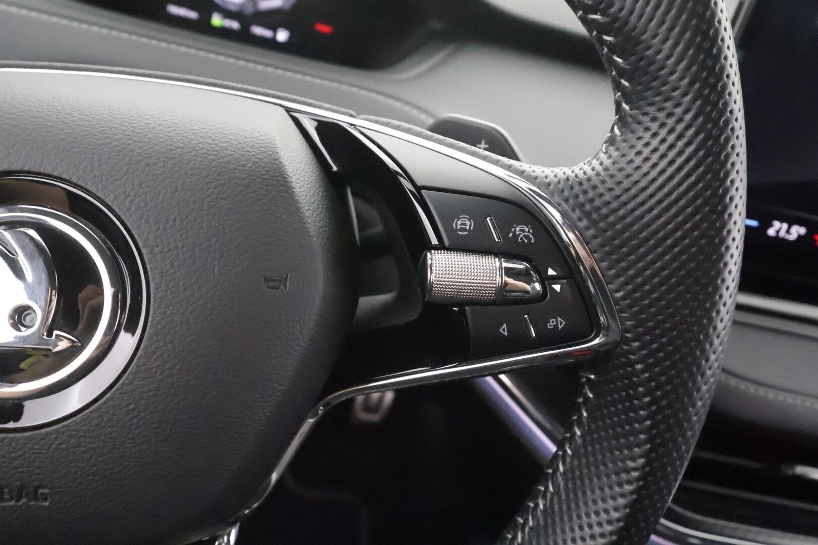 Skoda Enyaq 2023 80 SportLine iV - | ILP | Koukku | ACC | Matrix-LED | P.Kamera | Muistipenkki | Navi | Kaistavahti | Keyless | Merkkihuollot | Kahdet renkaat | Suomi-auto |
