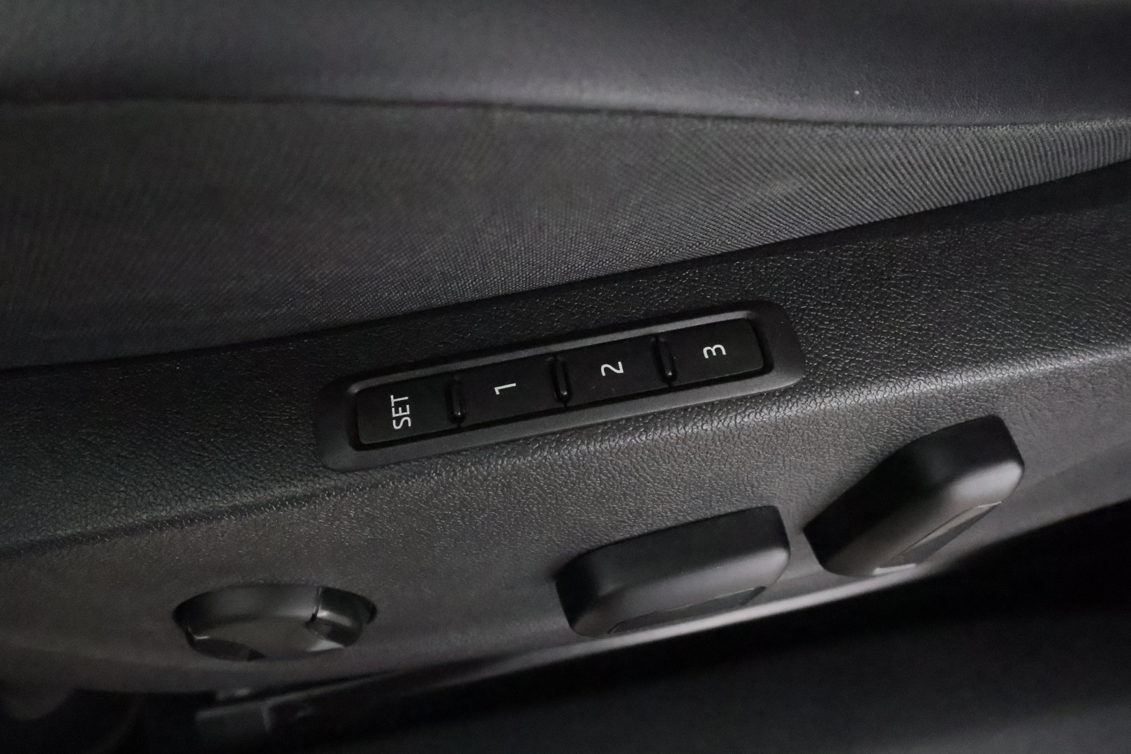 Skoda Enyaq 2023 60 iV * ACC / LED / Koukku / ILP / P.Kamera / Muistipenkki / Apple&Android / Keyless * - Merkkihuollot / Akku kuntotarkastettu / Kahdet renkaat aluvanteilla / Suomi-auto