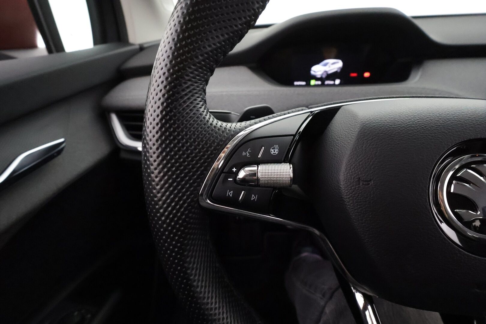 Skoda Enyaq 2023 60 iV * ACC / LED / Koukku / ILP / P.Kamera / Muistipenkki / Apple&Android / Keyless * - Merkkihuollot / Akku kuntotarkastettu / Kahdet renkaat aluvanteilla / Suomi-auto - HULLUT AVAJAISHULINAT KORKOTARJOUS 3,29 %