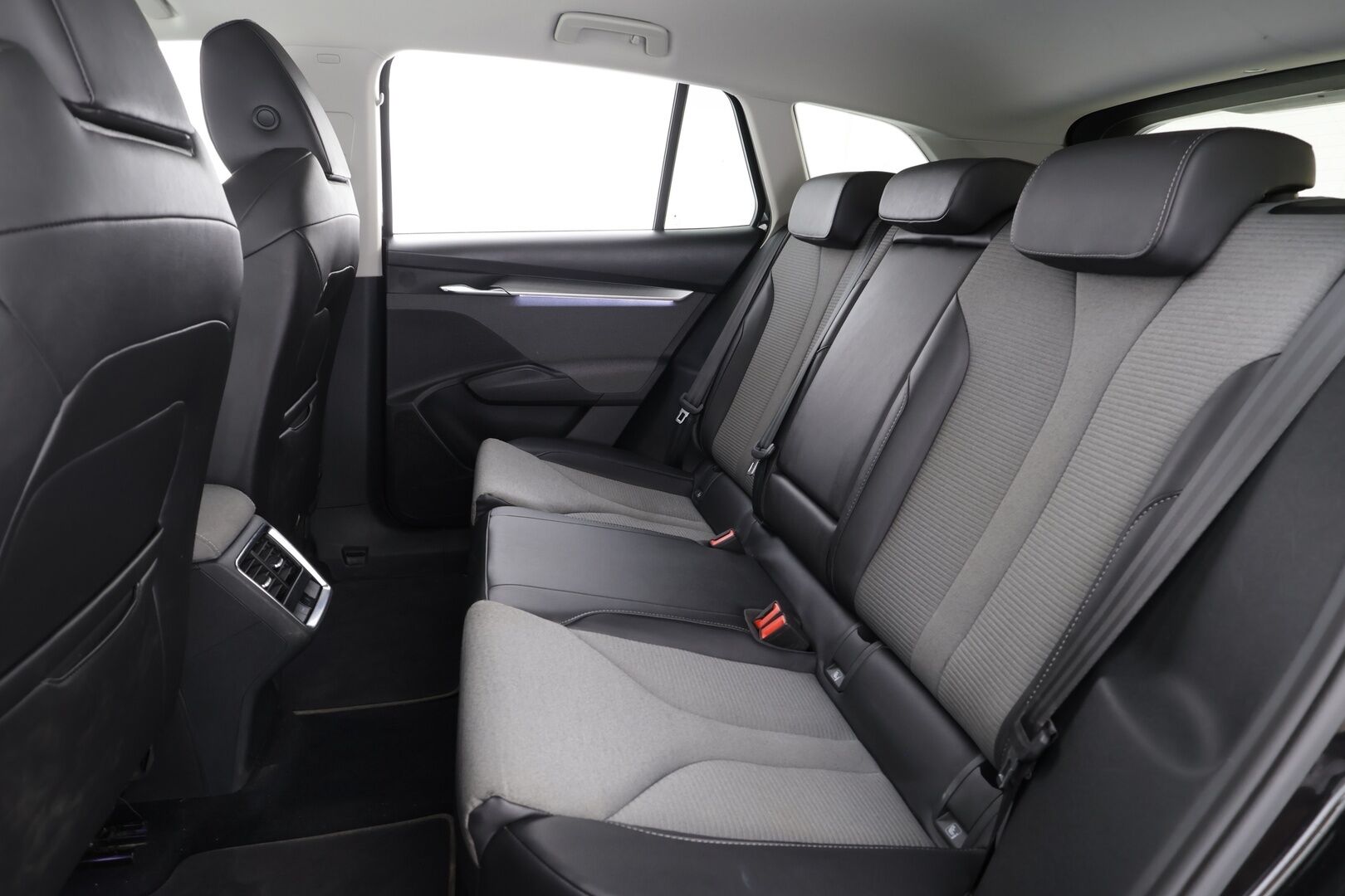 Skoda Enyaq 2023 60 iV * ACC / LED / Koukku / ILP / P.Kamera / Muistipenkki / Apple&Android / Keyless * - Merkkihuollot / Akku kuntotarkastettu / Kahdet renkaat aluvanteilla / Suomi-auto - HULLUT AVAJAISHULINAT KORKOTARJOUS 3,29 %