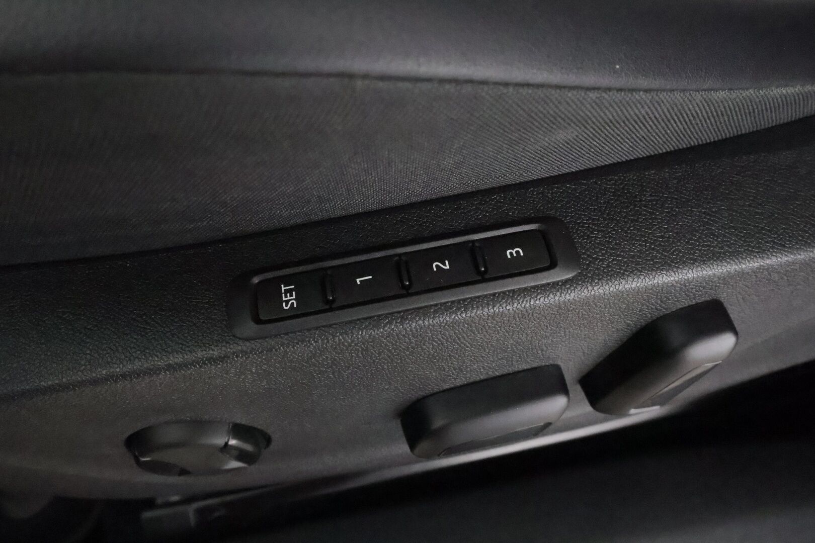 Skoda Enyaq 2023 60 iV * ACC / LED / Koukku / ILP / P.Kamera / Muistipenkki / Apple&Android / Keyless * - Merkkihuollot / Akku kuntotarkastettu / Kahdet renkaat aluvanteilla / Suomi-auto - HULLUT AVAJAISHULINAT KORKOTARJOUS 3,29 %