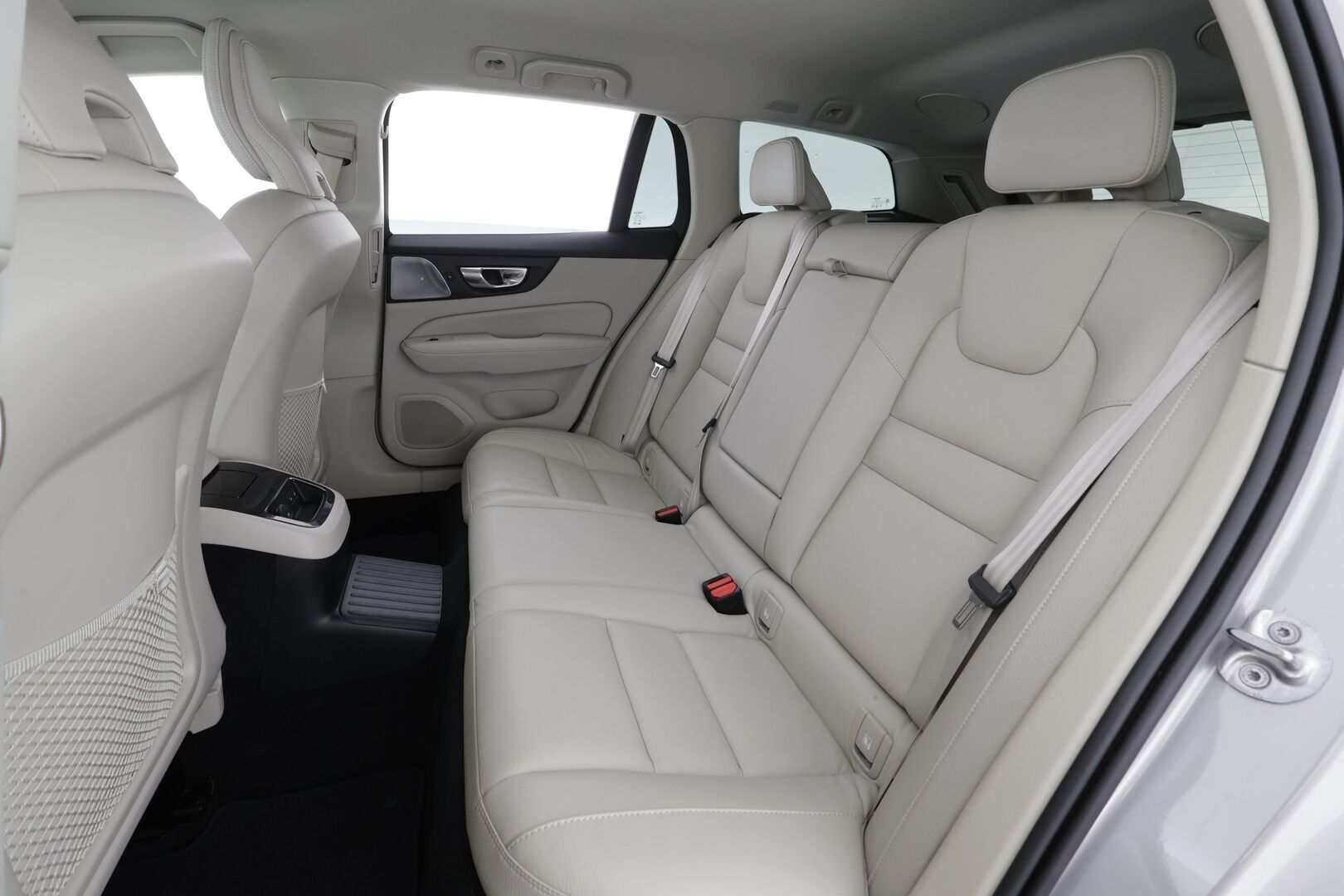 Volvo V60 2023 T8 AWD Long Range High Performance Plus Bright aut * ACC / P.kamera / Full LED / B&W / Muistipenkit / Koukku * - 1.Om Suomi-auto / Akku kuntotarkastettu! / Kahdet renkaat aluvanteilla / Merkkihuollettu / Huippuvarusteet