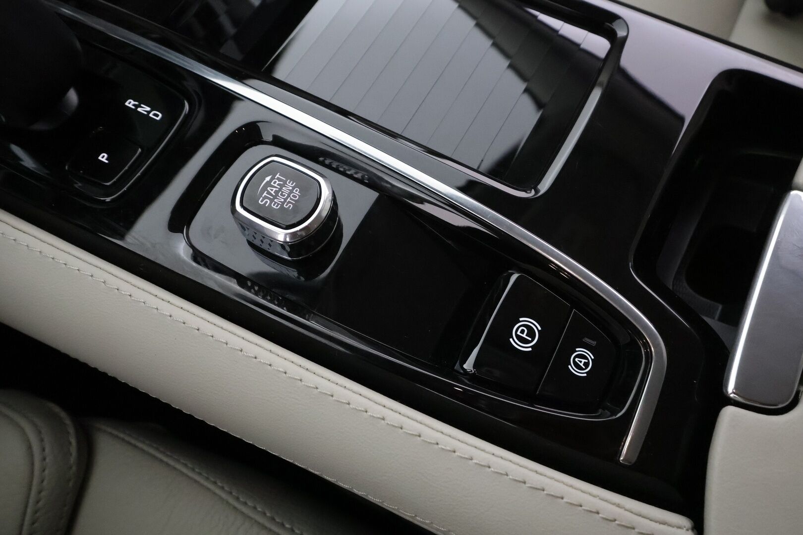 Volvo V60 2023 T8 AWD Long Range High Performance Plus Bright aut * ACC / P.kamera / Full LED / B&W / Muistipenkit / Koukku * - 1.Om Suomi-auto / Akku kuntotarkastettu! / Kahdet renkaat aluvanteilla / Merkkihuollettu / Huippuvarusteet