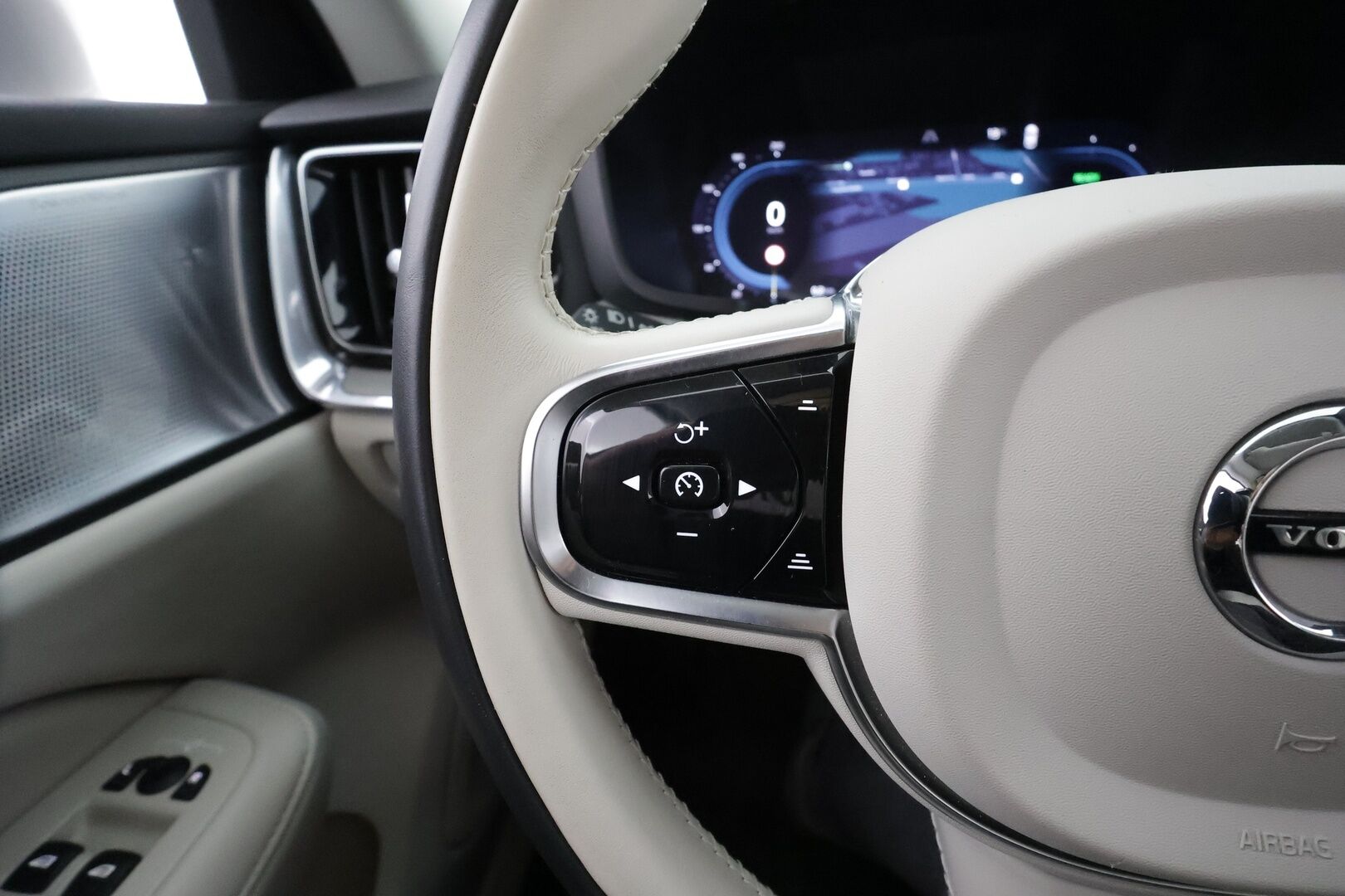 Volvo V60 2023 T8 AWD Long Range High Performance Plus Bright aut * ACC / P.kamera / Full LED / B&W / Muistipenkit / Koukku * - 1.Om Suomi-auto / Akku kuntotarkastettu! / Kahdet renkaat aluvanteilla / Merkkihuollettu / Huippuvarusteet