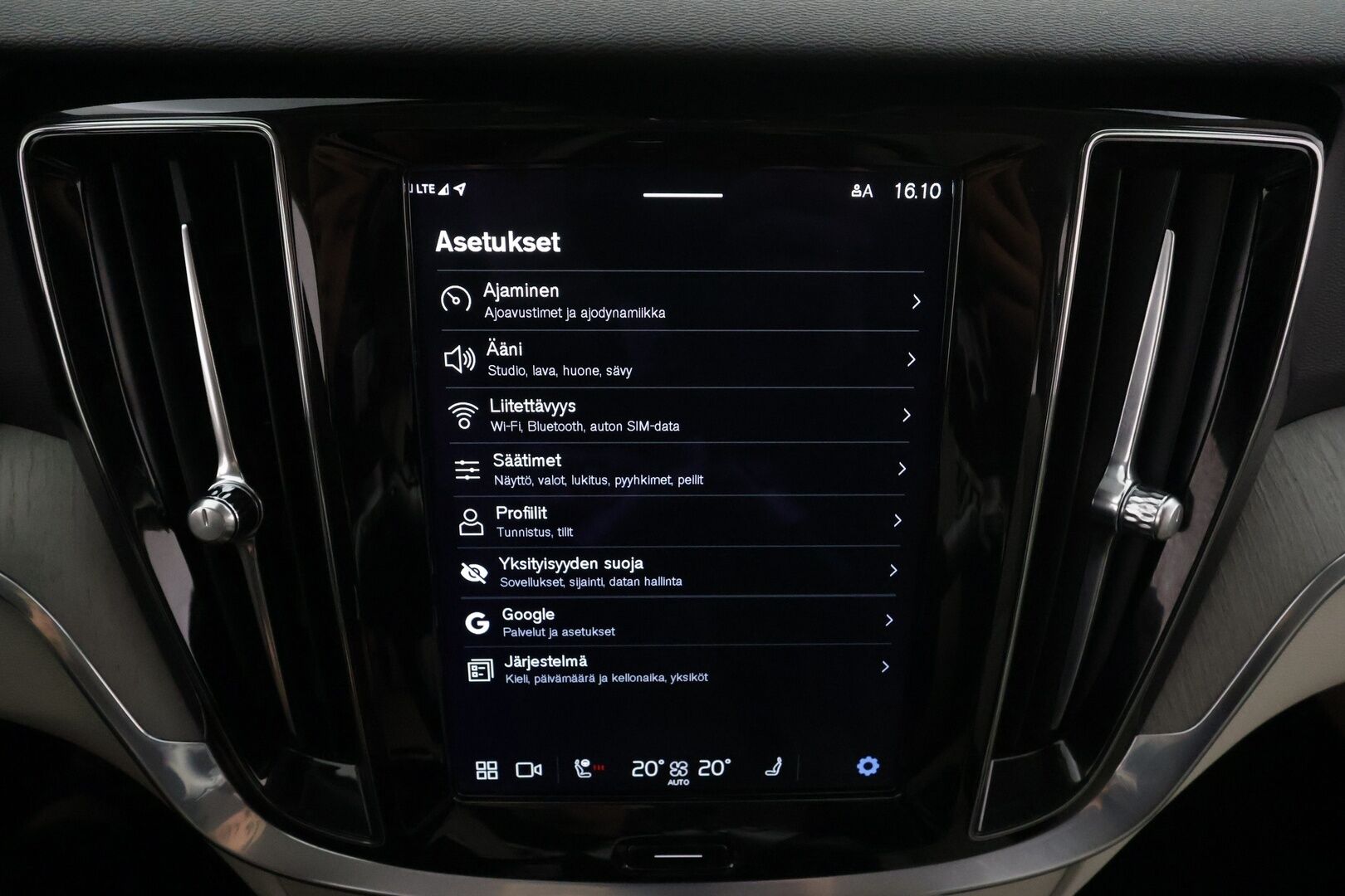 Volvo V60 2023 T8 AWD Long Range High Performance Plus Bright aut * ACC / P.kamera / Full LED / B&W / Muistipenkit / Koukku * - 1.Om Suomi-auto / Akku kuntotarkastettu! / Kahdet renkaat aluvanteilla / Merkkihuollettu / Huippuvarusteet