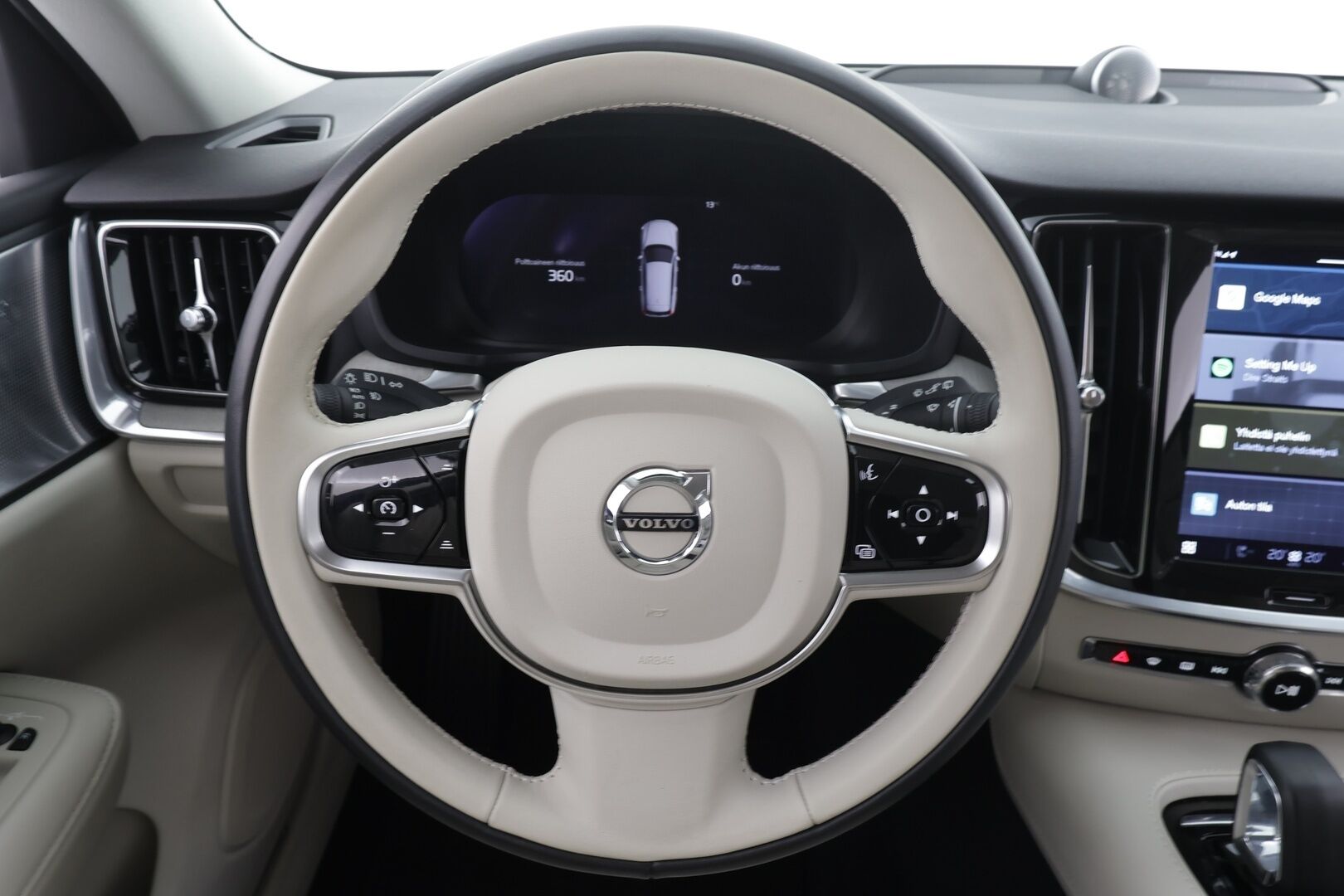 Volvo V60 2023 T8 AWD Long Range High Performance Plus Bright aut * ACC / P.kamera / Full LED / B&W / Muistipenkit / Koukku * - 1.Om Suomi-auto / Akku kuntotarkastettu! / Kahdet renkaat aluvanteilla / Merkkihuollettu / Huippuvarusteet