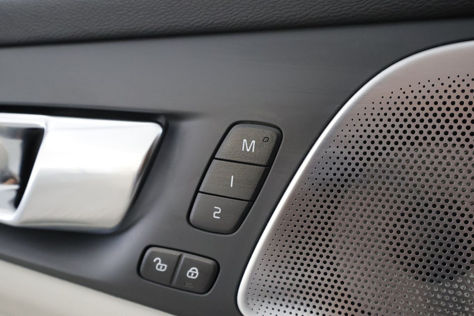 Volvo V60 2023 T8 AWD Long Range High Performance Plus Bright aut * ACC / P.kamera / Full LED / B&W / Muistipenkit / Koukku * - 1.Om Suomi-auto / Akku kuntotarkastettu! / Kahdet renkaat aluvanteilla / Merkkihuollettu / Huippuvarusteet