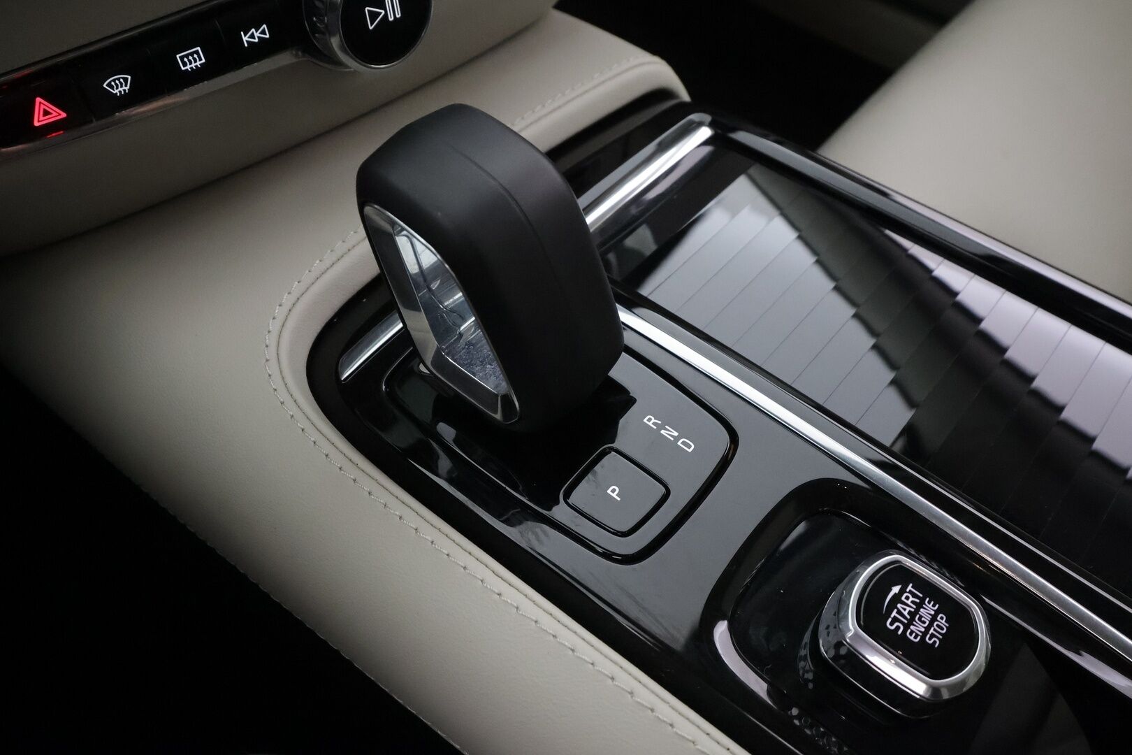 Volvo V60 2023 T8 AWD Long Range High Performance Plus Bright aut * ACC / P.kamera / Full LED / B&W / Muistipenkit / Koukku * - 1.Om Suomi-auto / Akku kuntotarkastettu! / Kahdet renkaat aluvanteilla / Merkkihuollettu / Huippuvarusteet