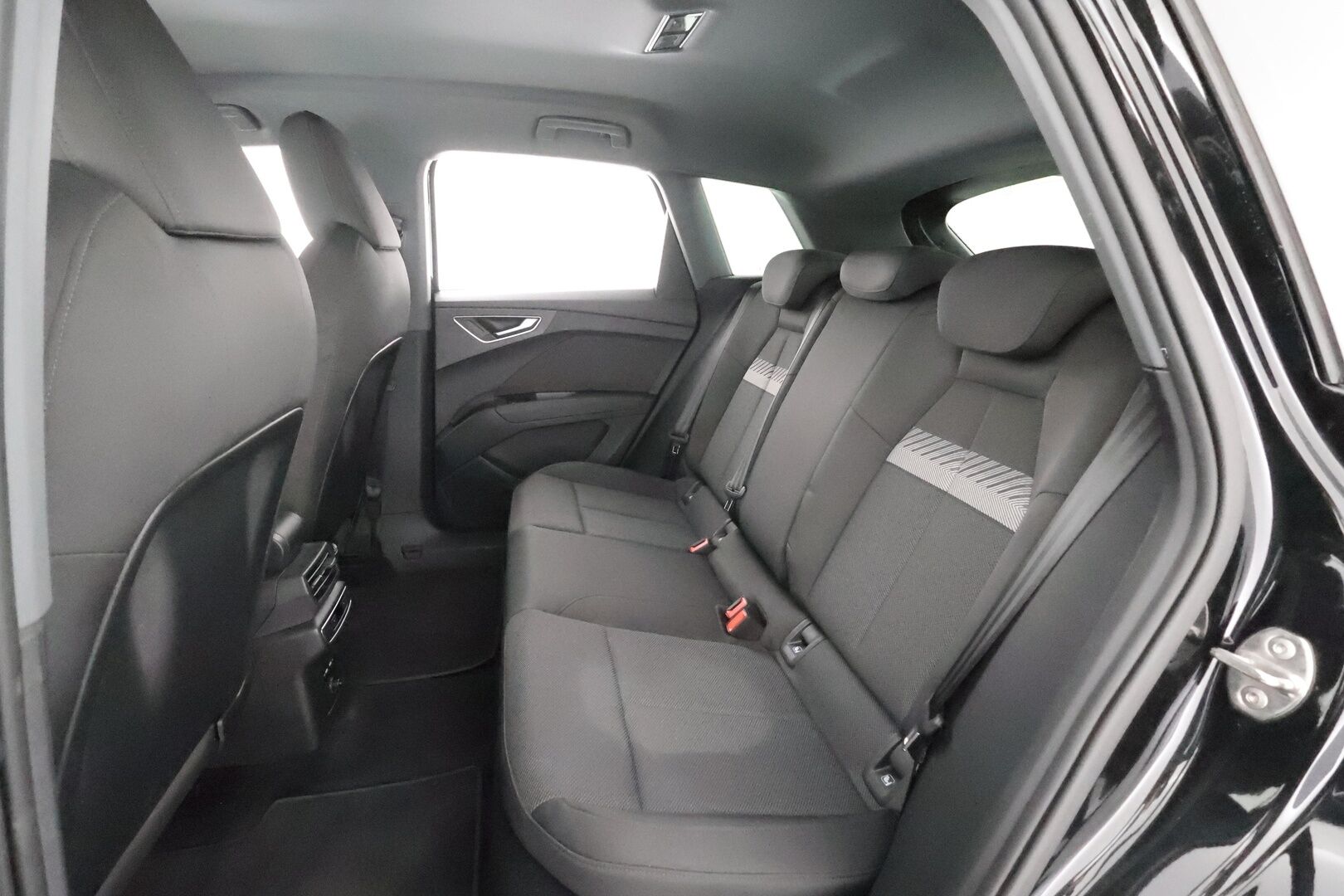 Audi Q4 e-tron 2023 40 e-tron * ACC / ILP / Kaistavahti / P.Kamera / Navi / LED / Sporttipenkit / Sähköluukku / Digimittaristo * - 1.Om Suomi-auto / Akku kuntotarkastettu / Kahdet renkaat aluvanteilla / Merkkihuollettu - HULLUT AVAJAISHULINAT KORKOTARJOUS 3,29 %