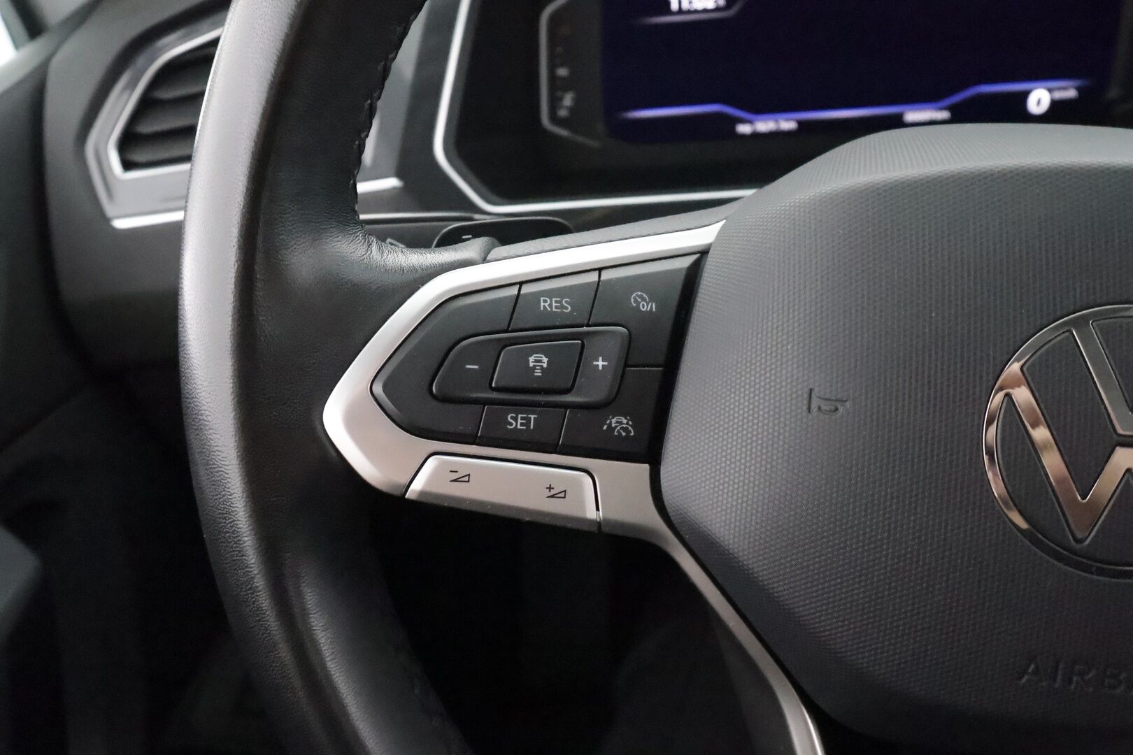 Volkswagen Tiguan 2023 Style Business 1,5 TSI 110 kW DSG-automaatti - | ACC | Webasto | Koukku | IQ.Light | Digimittaristo | Travel Assist | Side Assist | P.kamera | Keyless | Navi | Lämm. ratti | Merkkihuollot | 2x renkaat aluin |