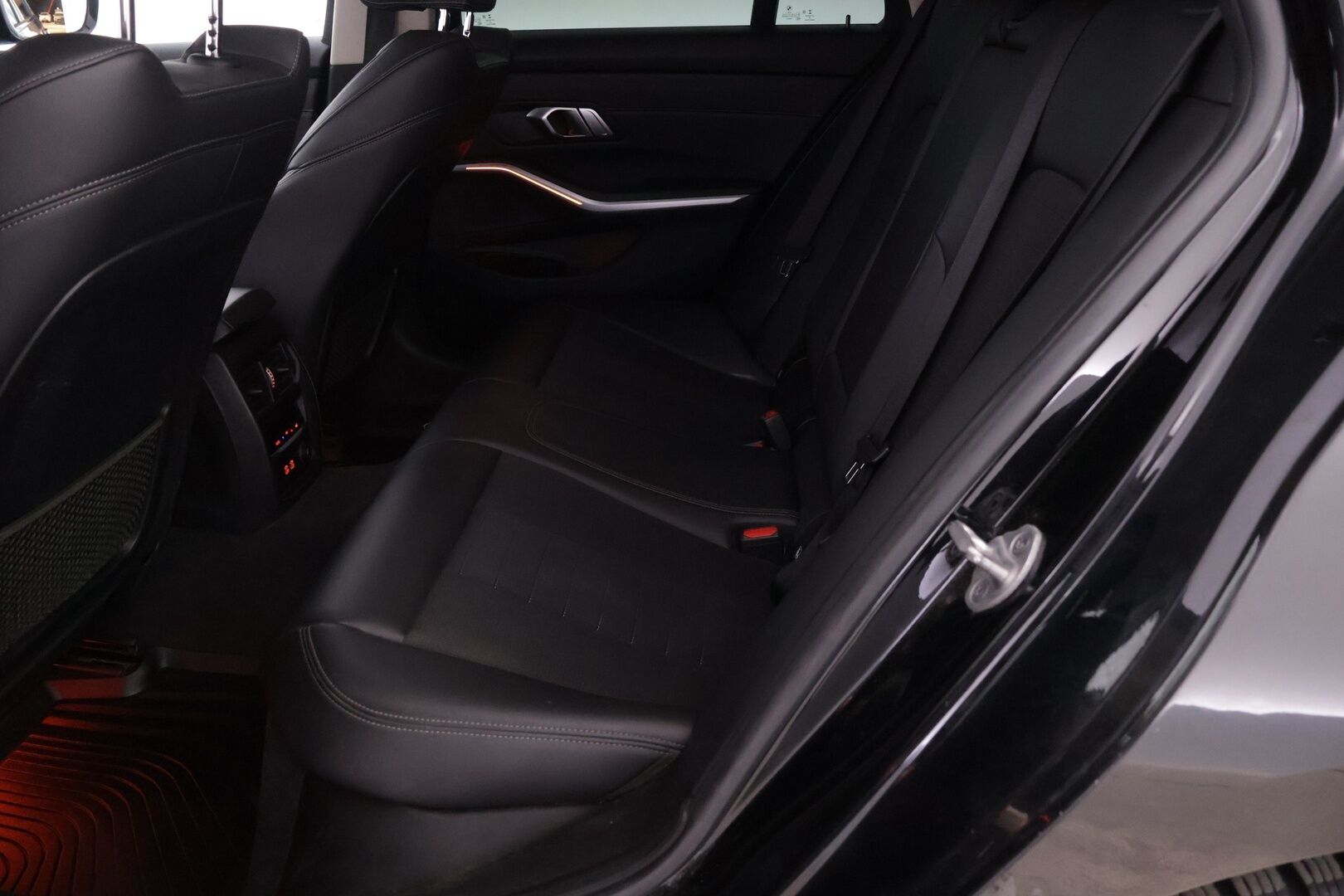 BMW 320 2020 G21 Touring A xDrive Business Sportline *Sporttipenkit / Koukku / Navi / Kaistavahti / S.Luukku / Vakionopeudensäädin* - *Kahdet asialliset renkaat / Fiksut huollot!!*