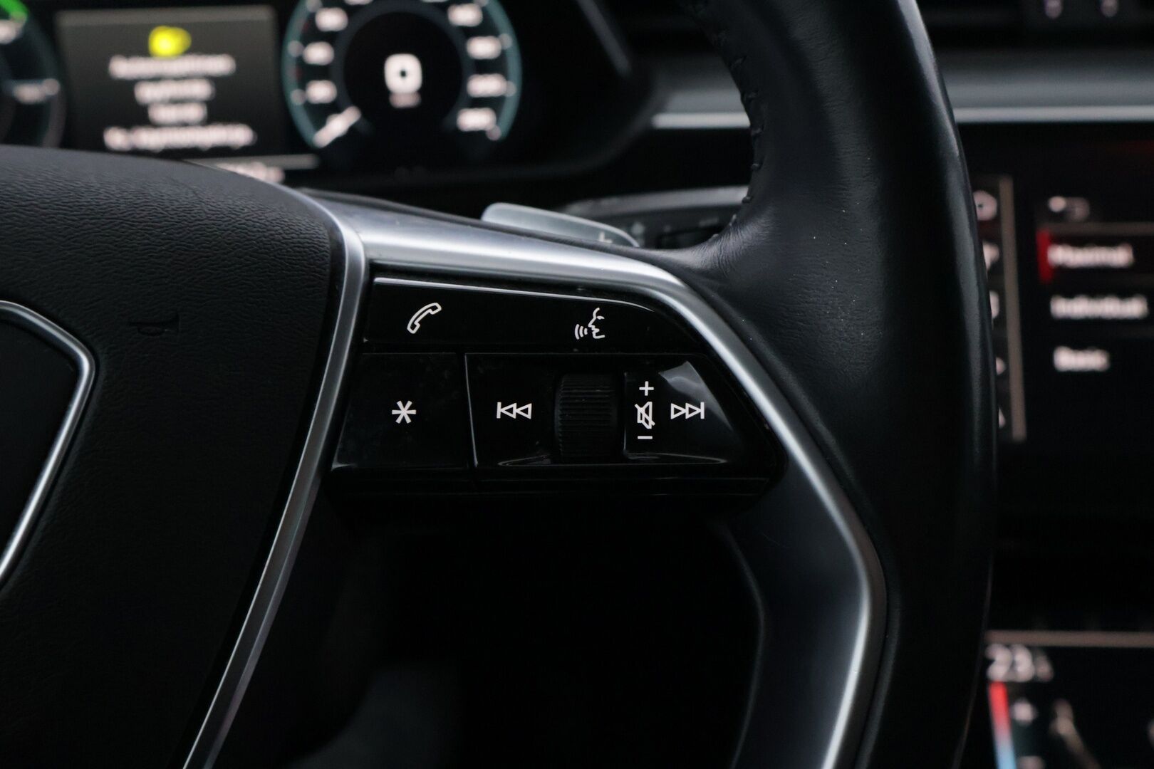 AUDI E-TRON 2020 e-tron 50 *Digimittaristo / Navi / S-Luukku / Koukku / LED* - Juuri huollettu / Merkkiliikkeen huoltohistoria / Huippu nastarenkaat / Koukullinen