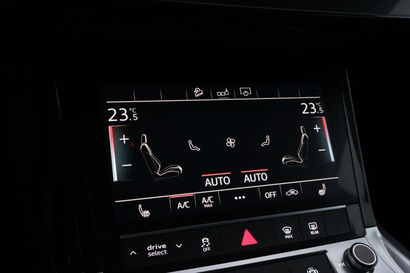 AUDI E-TRON 2020 e-tron 50 *Digimittaristo / Navi / S-Luukku / Koukku / LED* - Juuri huollettu / Merkkiliikkeen huoltohistoria / Huippu nastarenkaat / Koukullinen
