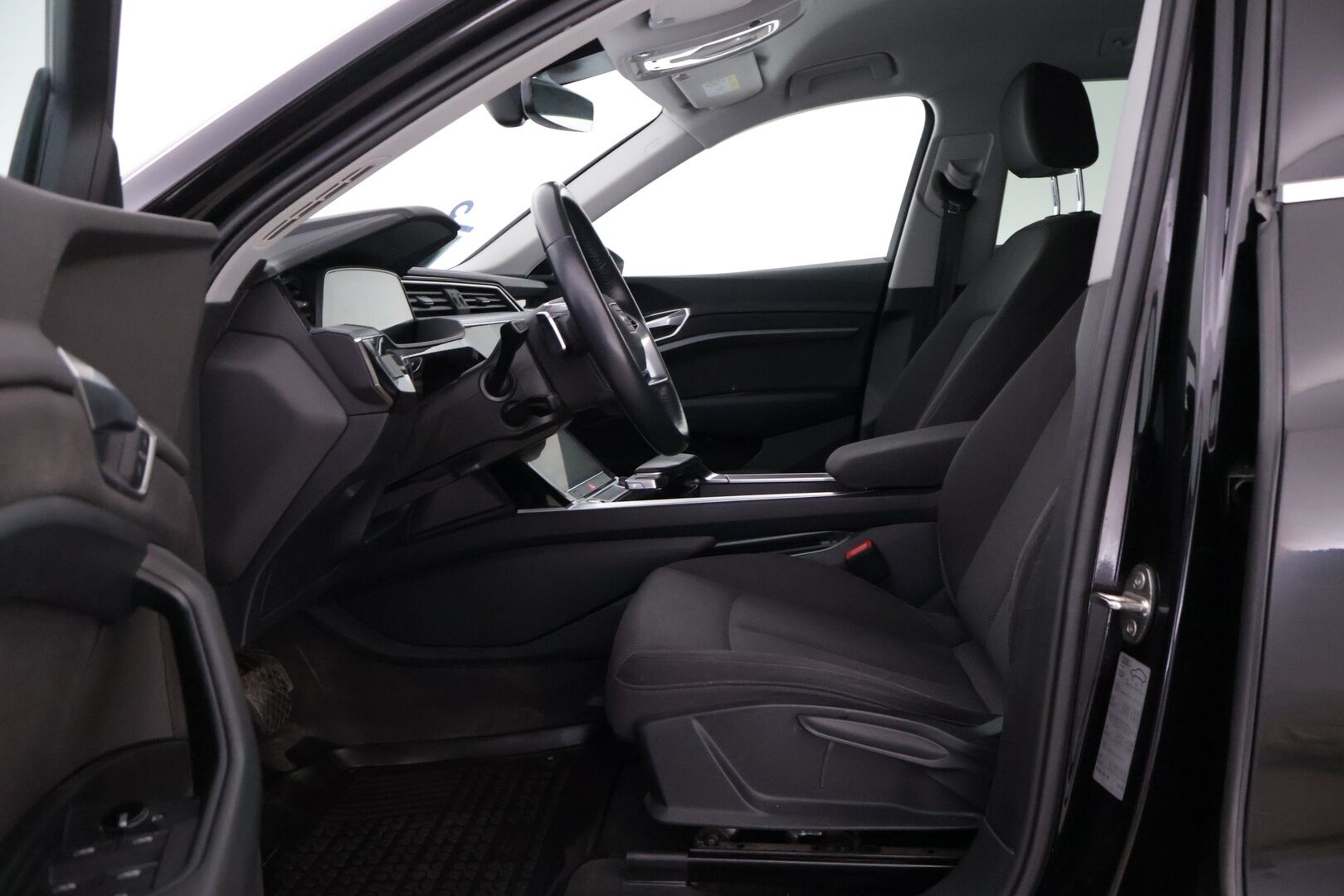 AUDI E-TRON 2020 e-tron 50 *Digimittaristo / Navi / S-Luukku / Koukku / LED* - Juuri huollettu / Merkkiliikkeen huoltohistoria / Huippu nastarenkaat / Koukullinen