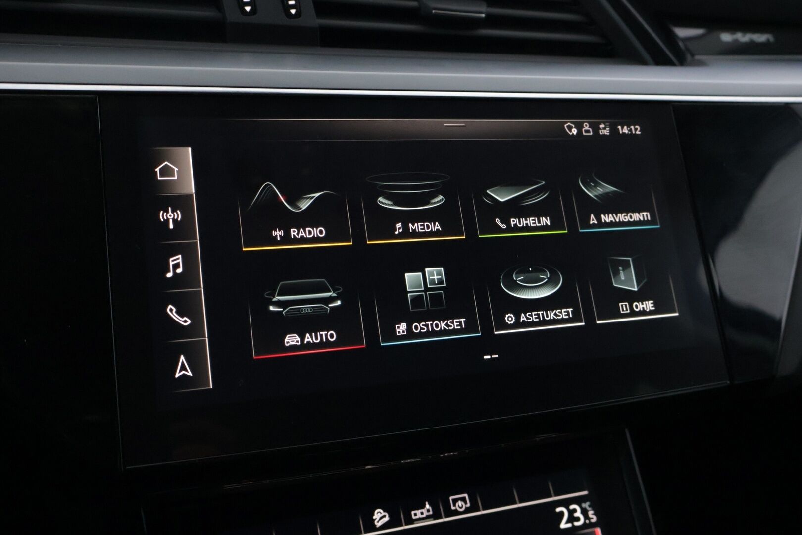 AUDI E-TRON 2020 e-tron 50 *Digimittaristo / Navi / S-Luukku / Koukku / LED* - Juuri huollettu / Merkkiliikkeen huoltohistoria / Huippu nastarenkaat / Koukullinen