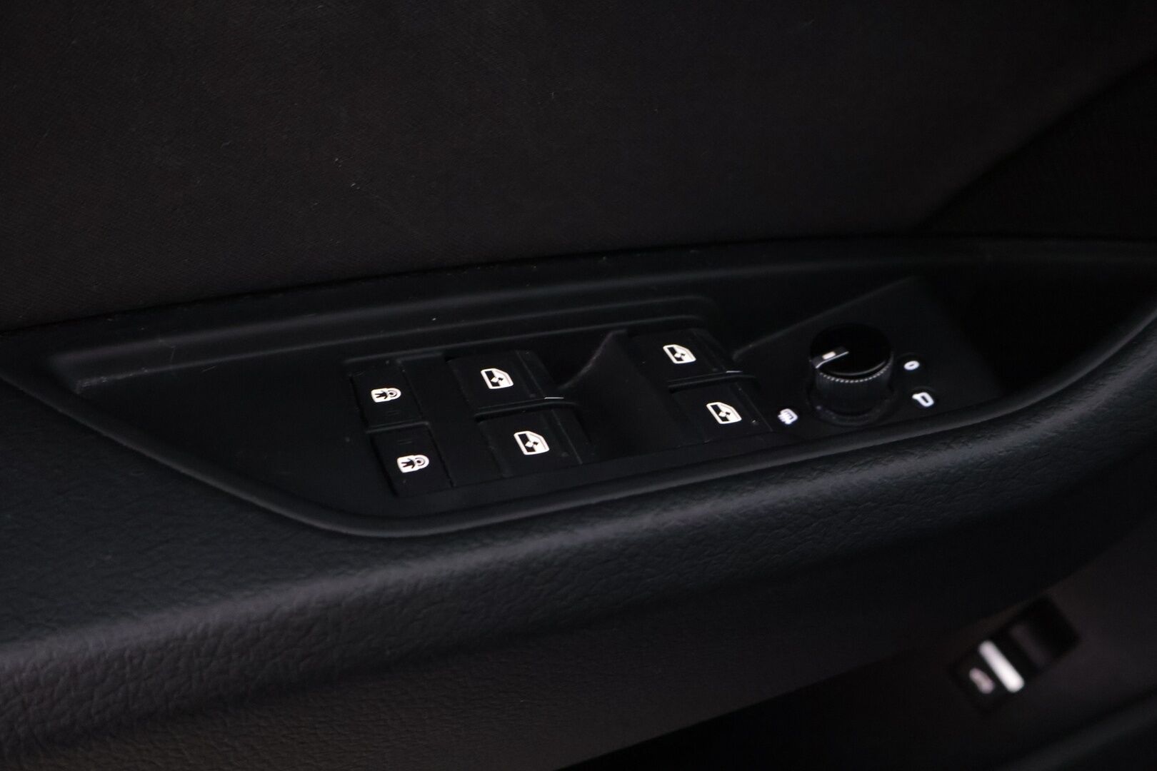 AUDI E-TRON 2020 e-tron 50 *Digimittaristo / Navi / S-Luukku / Koukku / LED* - Juuri huollettu / Merkkiliikkeen huoltohistoria / Huippu nastarenkaat / Koukullinen