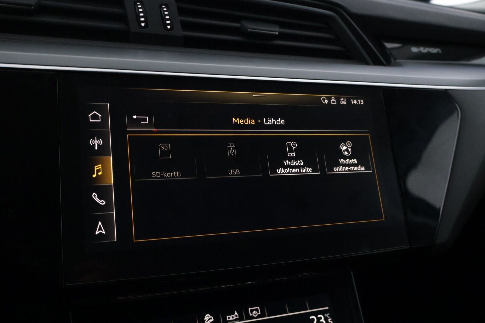 AUDI E-TRON 2020 e-tron 50 *Digimittaristo / Navi / S-Luukku / Koukku / LED* - Juuri huollettu / Merkkiliikkeen huoltohistoria / Huippu nastarenkaat / Koukullinen