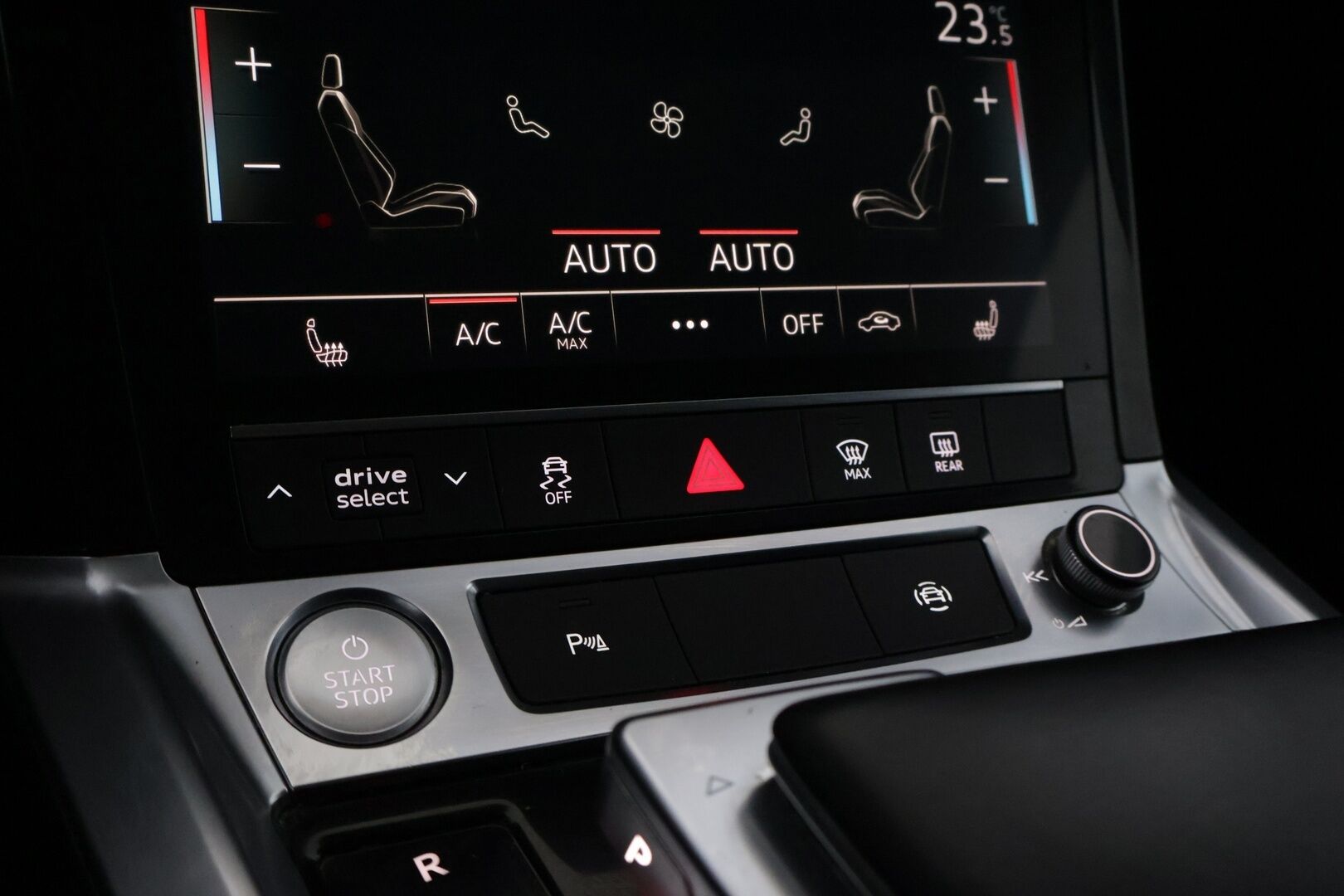 AUDI E-TRON 2020 e-tron 50 *Digimittaristo / Navi / S-Luukku / Koukku / LED* - Juuri huollettu / Merkkiliikkeen huoltohistoria / Huippu nastarenkaat / Koukullinen