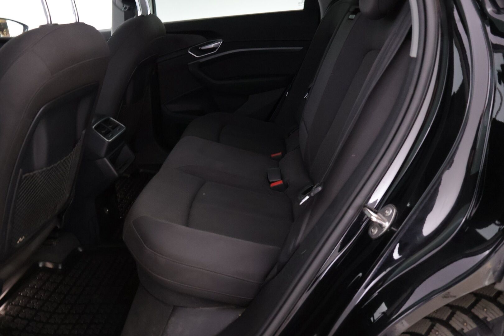 AUDI E-TRON 2020 e-tron 50 *Digimittaristo / Navi / S-Luukku / Koukku / LED* - Juuri huollettu / Merkkiliikkeen huoltohistoria / Huippu nastarenkaat / Koukullinen