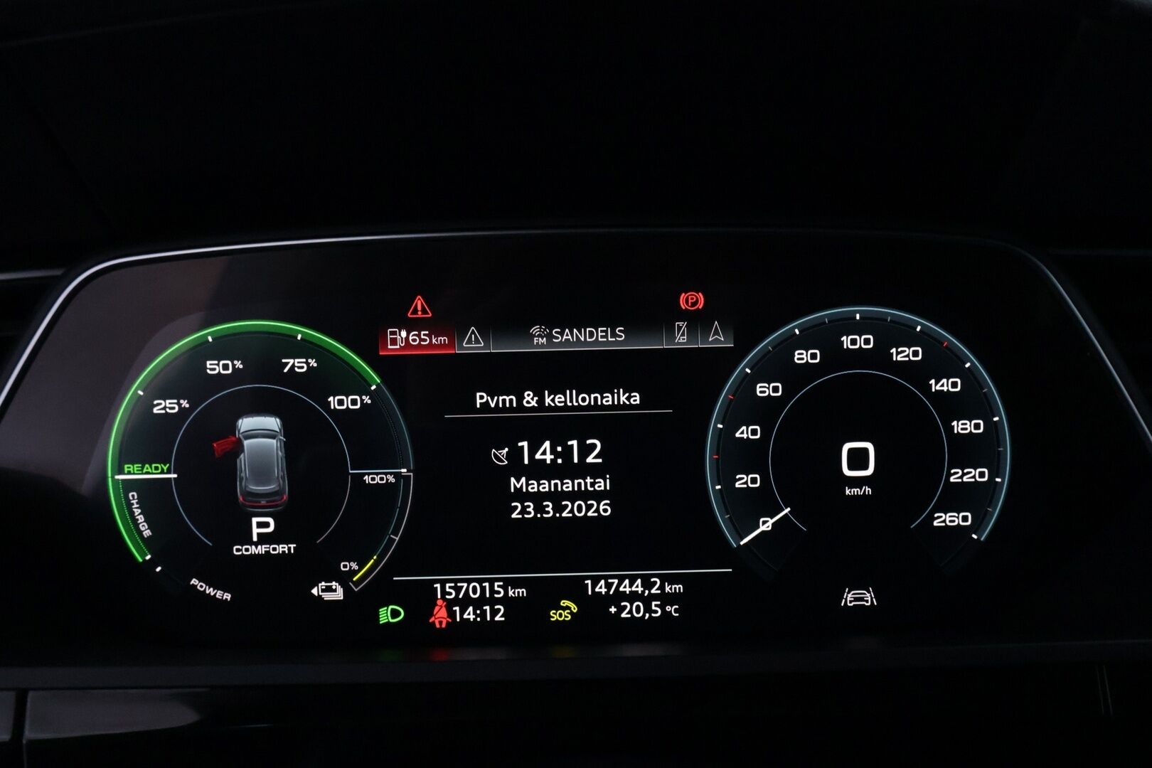 AUDI E-TRON 2020 e-tron 50 *Digimittaristo / Navi / S-Luukku / Koukku / LED* - Juuri huollettu / Merkkiliikkeen huoltohistoria / Huippu nastarenkaat / Koukullinen