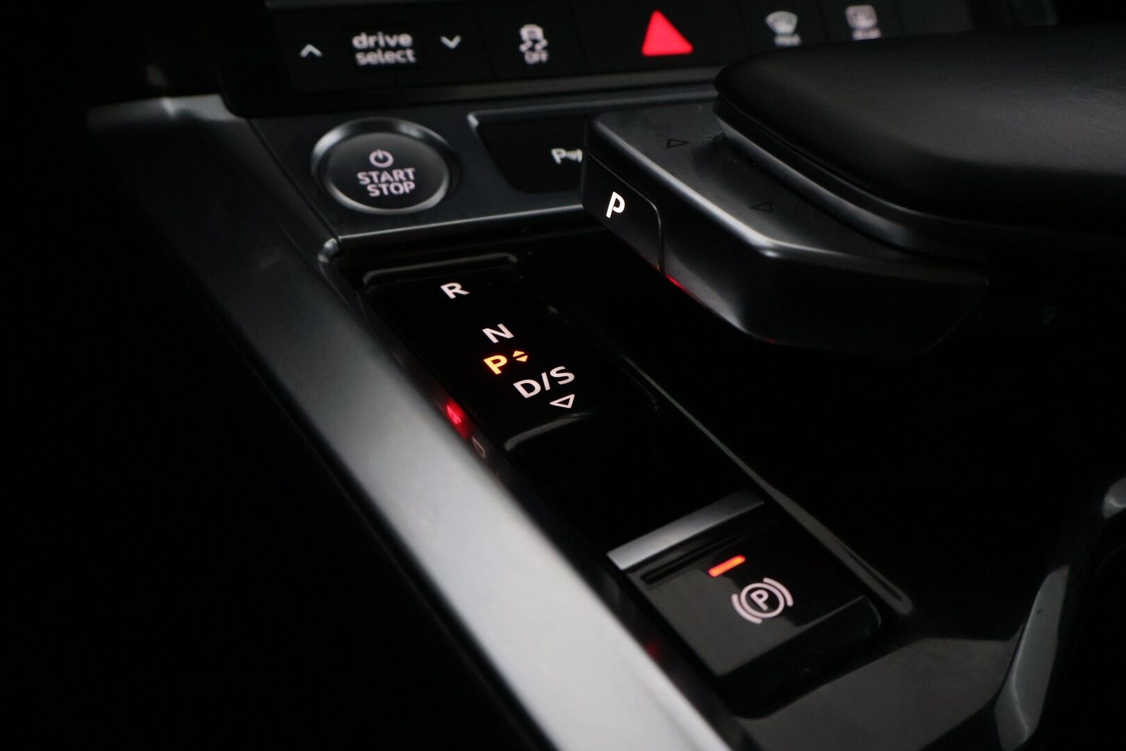 AUDI E-TRON 2020 e-tron 50 *Digimittaristo / Navi / S-Luukku / Koukku / LED* - Juuri huollettu / Merkkiliikkeen huoltohistoria / Huippu nastarenkaat / Koukullinen