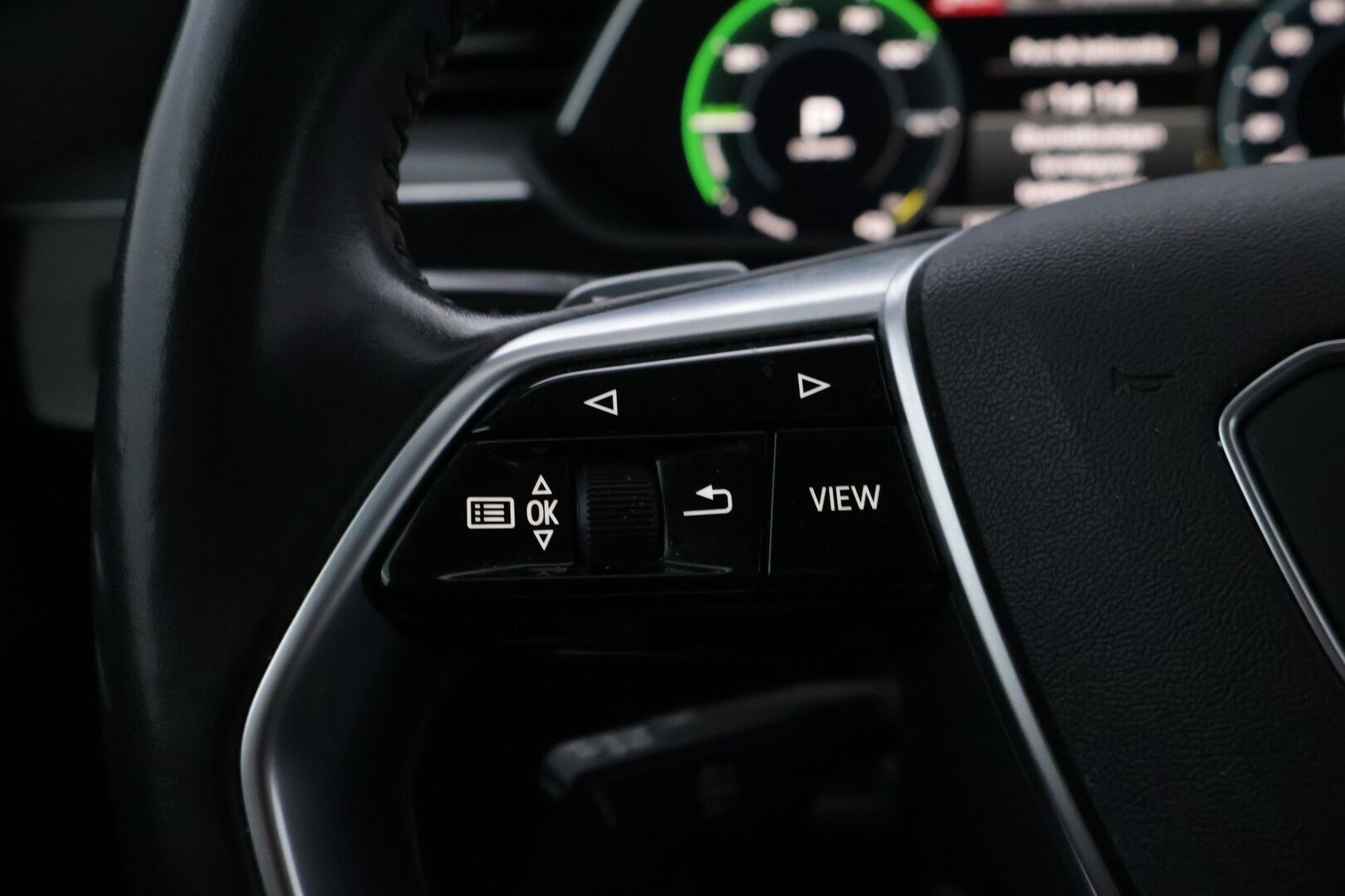 AUDI E-TRON 2020 e-tron 50 *Digimittaristo / Navi / S-Luukku / Koukku / LED* - Juuri huollettu / Merkkiliikkeen huoltohistoria / Huippu nastarenkaat / Koukullinen