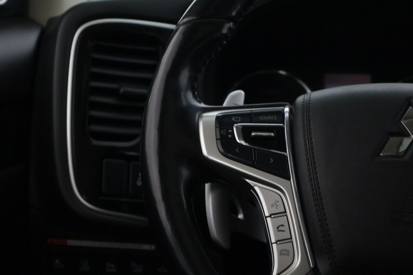 Mitsubishi Outlander PHEV 2017 Instyle 4WD 5P * 360-Kamera / Rockford / Adapt.Vakkari / Nahkasisusta / Sähkökontti / Lämmitettävä tuulilasi * - Merkkihuollettu / 2x Renkaat & Vanteet / Kattoluukku / Ratinlämmitin / BLIS 