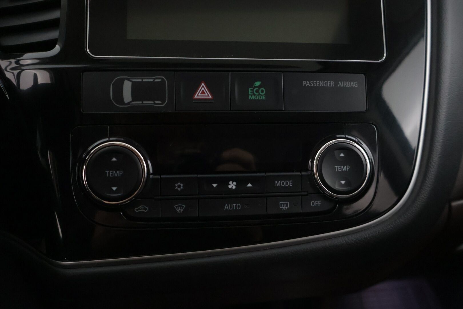 Mitsubishi Outlander PHEV 2017 Instyle 4WD 5P * 360-Kamera / Rockford / Adapt.Vakkari / Nahkasisusta / Sähkökontti / Lämmitettävä tuulilasi * - Merkkihuollettu / 2x Renkaat & Vanteet / Kattoluukku / Ratinlämmitin / BLIS 