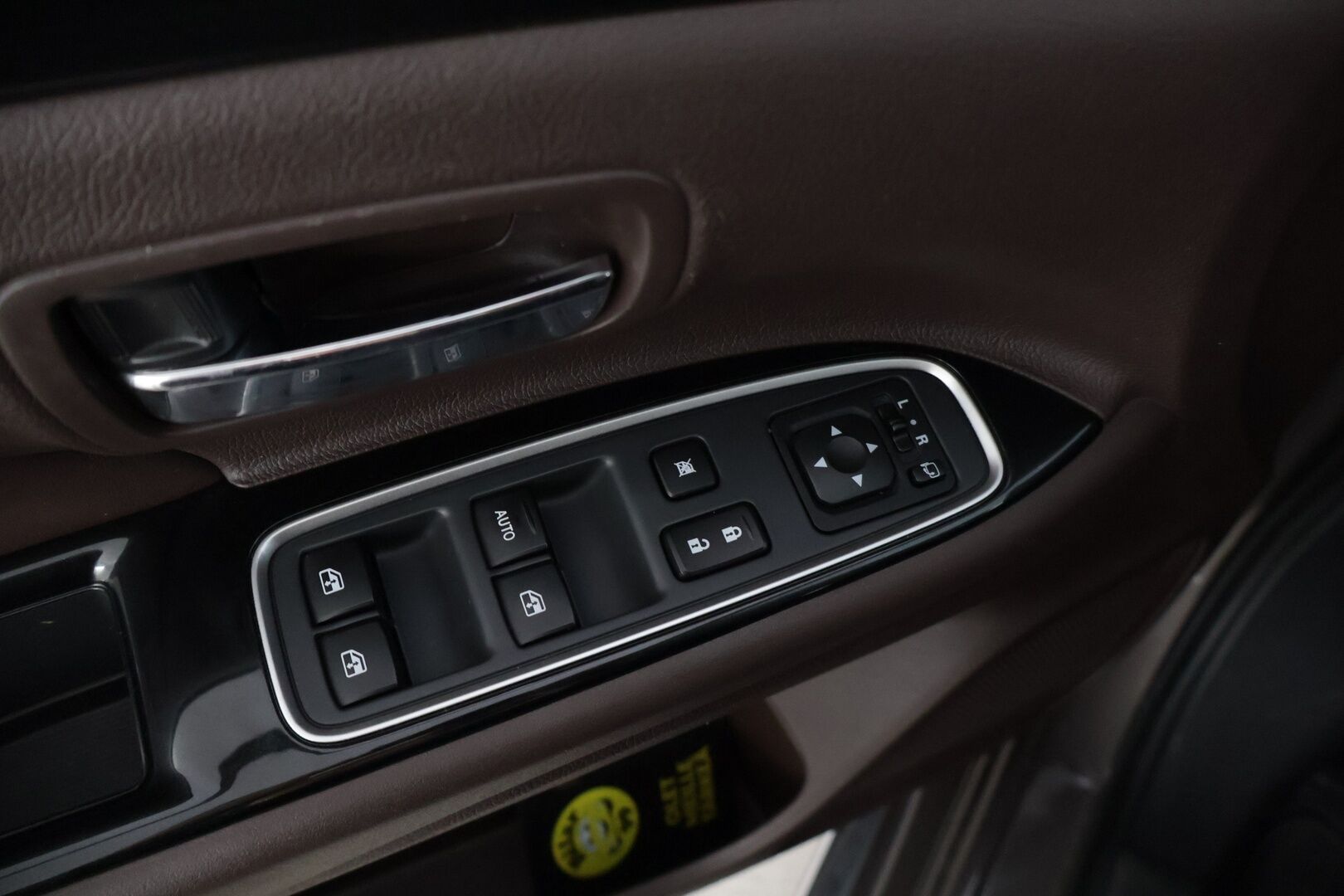 Mitsubishi Outlander PHEV 2017 Instyle 4WD 5P * 360-Kamera / Rockford / Adapt.Vakkari / Nahkasisusta / Sähkökontti / Lämmitettävä tuulilasi * - Merkkihuollettu / 2x Renkaat & Vanteet / Kattoluukku / Ratinlämmitin / BLIS 