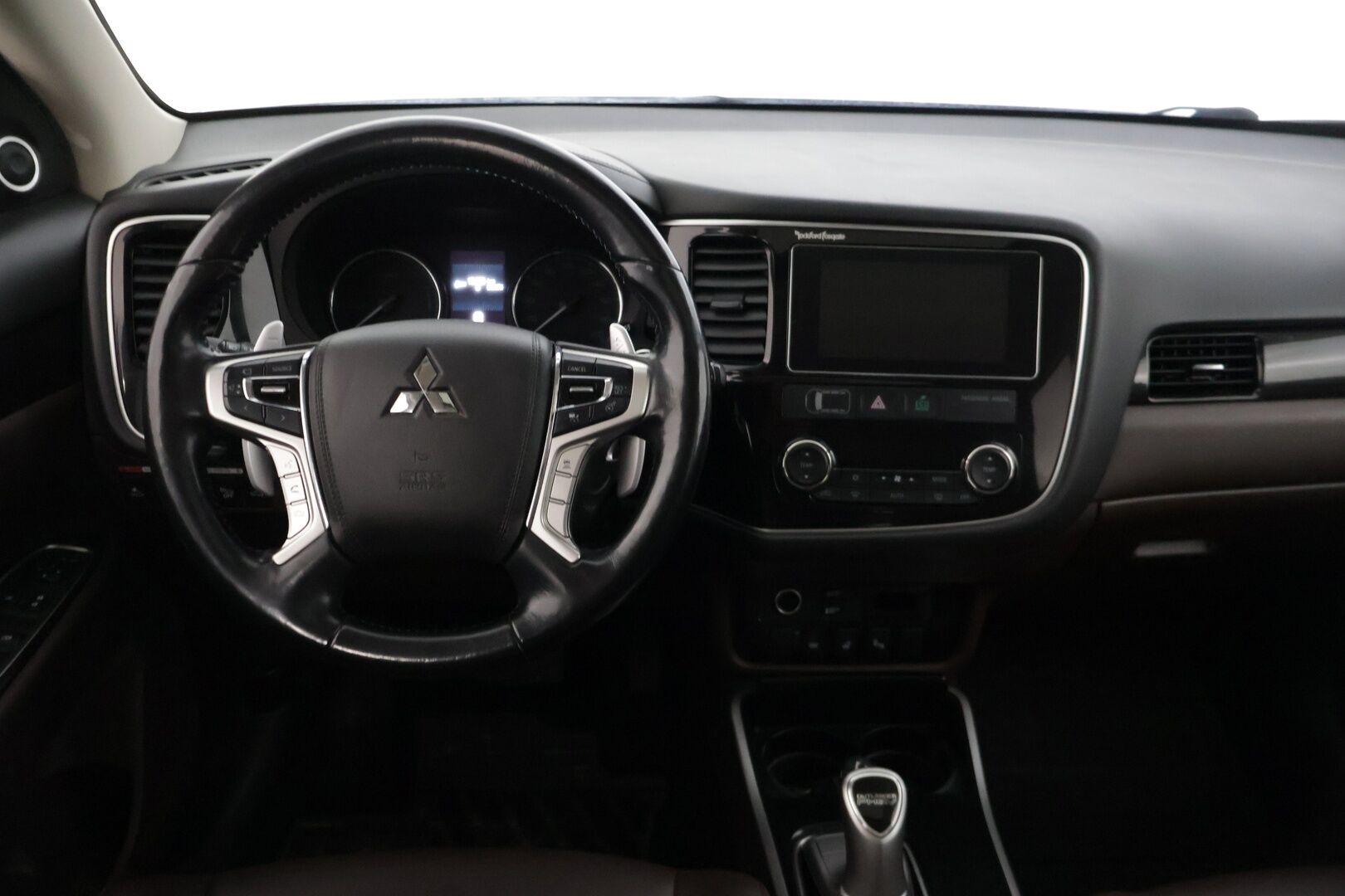 Mitsubishi Outlander PHEV 2017 Instyle 4WD 5P * 360-Kamera / Rockford / Adapt.Vakkari / Nahkasisusta / Sähkökontti / Lämmitettävä tuulilasi * - Merkkihuollettu / 2x Renkaat & Vanteet / Kattoluukku / Ratinlämmitin / BLIS 