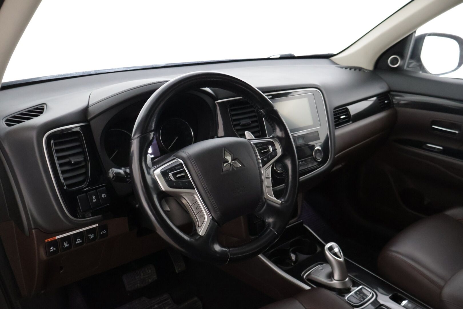 Mitsubishi Outlander PHEV 2017 Instyle 4WD 5P * 360-Kamera / Rockford / Adapt.Vakkari / Nahkasisusta / Sähkökontti / Lämmitettävä tuulilasi * - Merkkihuollettu / 2x Renkaat & Vanteet / Kattoluukku / Ratinlämmitin / BLIS 