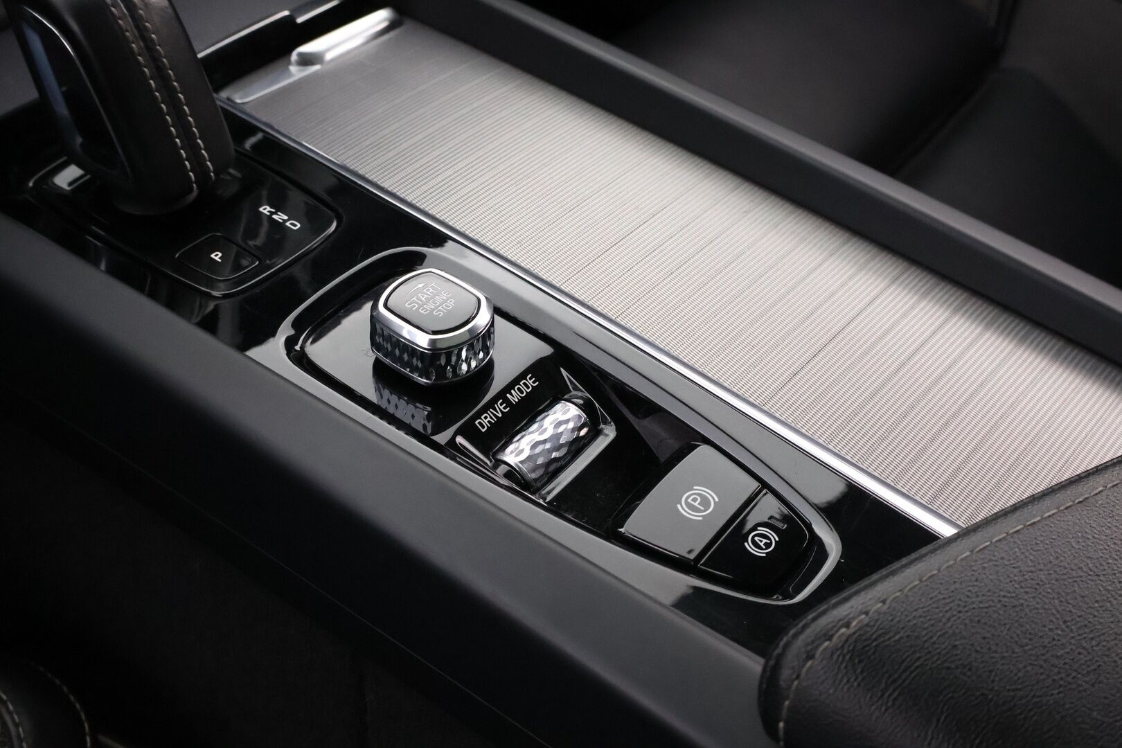 Volvo XC60 2020 T8 TwE AWD R-Design aut * Webasto / Adapt.Vakkari / Harman&Kardon / Panorama / Vetokoukku / Peruutuskamera / Ratinlämmitys - Jakopää juuri tehty / Navi / 2x Hyvät renkaat! - HULLUT JOULUT KORKOTARJOUS 2,49% 