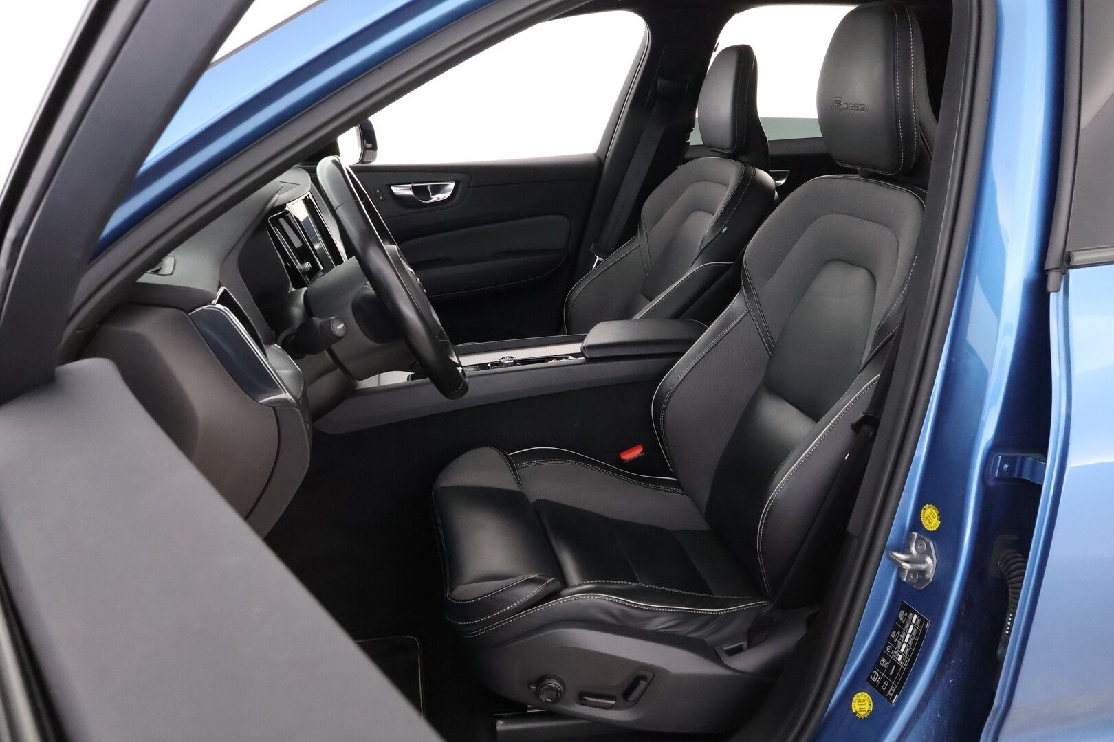 Volvo XC60 2020 T8 TwE AWD R-Design aut * Webasto / Harman&Kardon / Panorama / Vetokoukku / Peruutuskamera / Ratinlämmitys - Jakopää juuri tehty / Navi / 2x Hyvät renkaat!