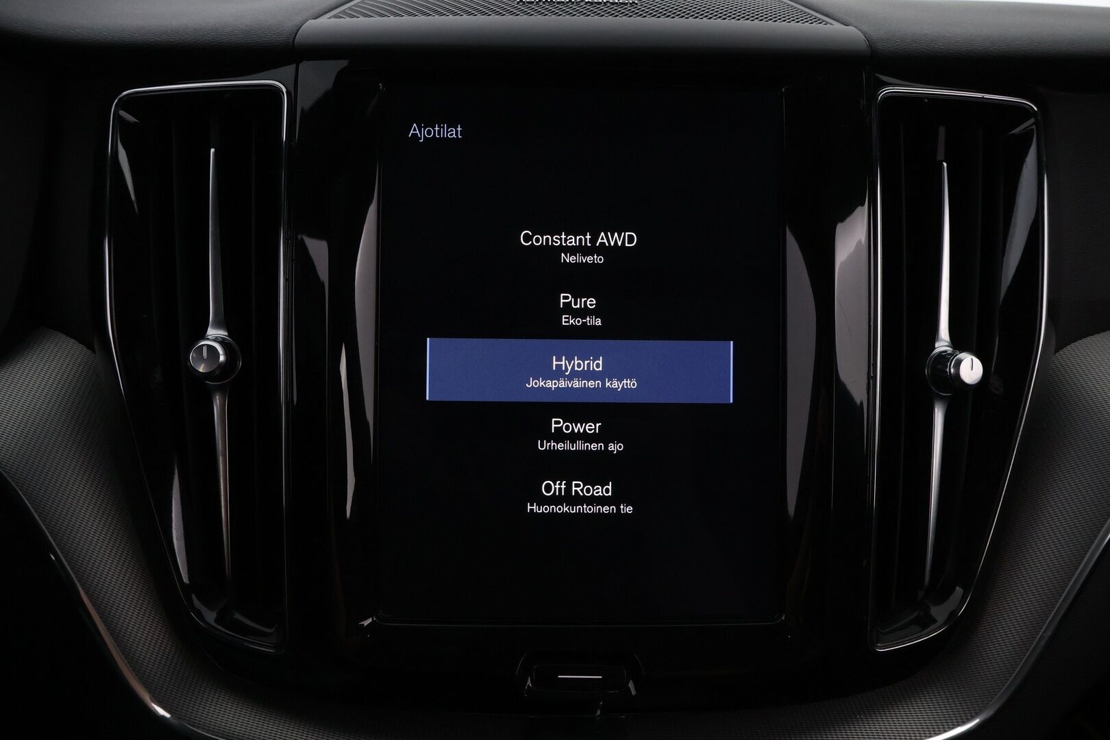 Volvo XC60 2020 T8 TwE AWD R-Design aut * Webasto / Harman&Kardon / Panorama / Vetokoukku / Peruutuskamera / Ratinlämmitys - Jakopää juuri tehty / Navi / 2x Hyvät renkaat!