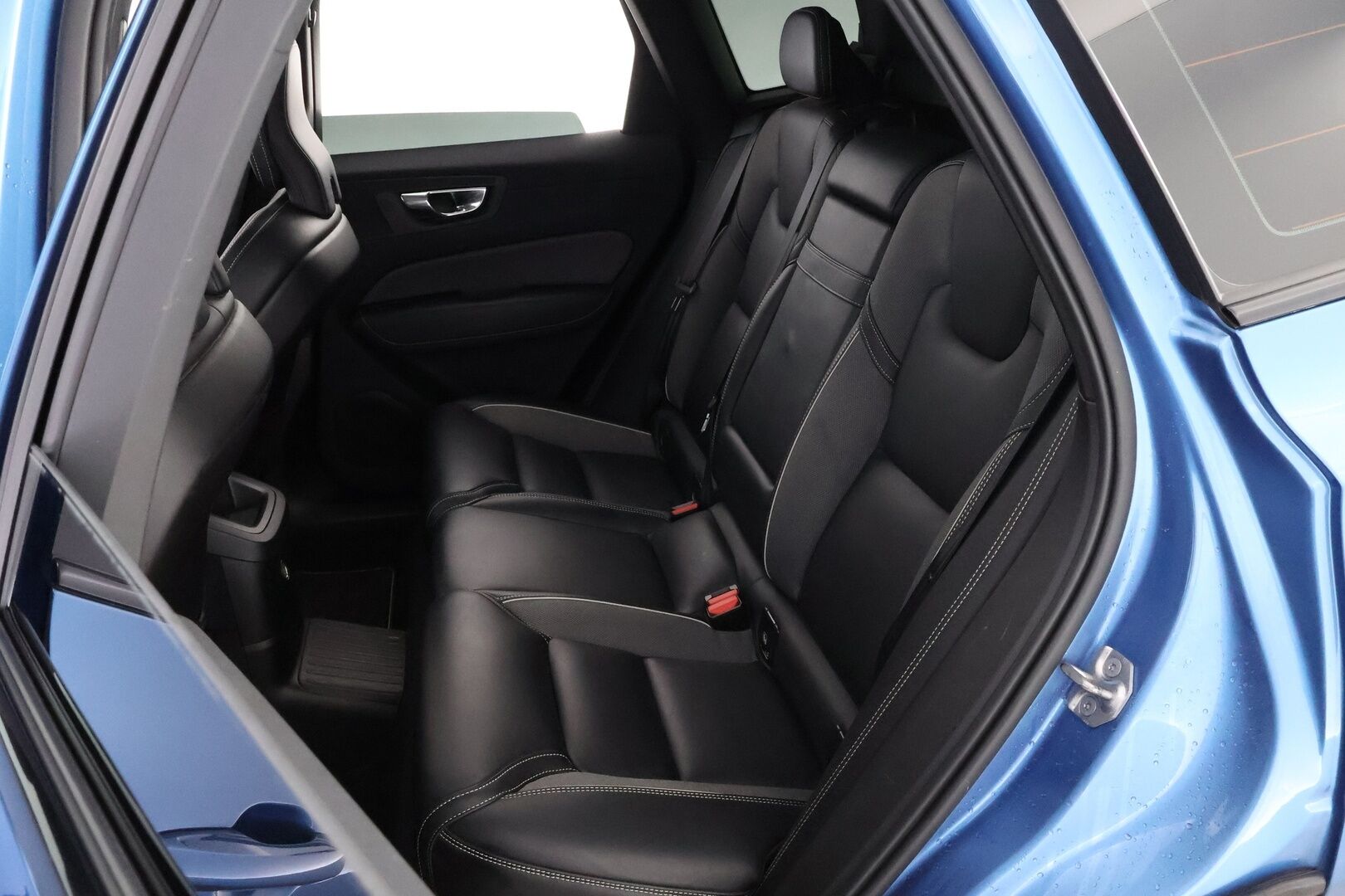 Volvo XC60 2020 T8 TwE AWD R-Design aut * Webasto / Adapt.Vakkari / Harman&Kardon / Panorama / Vetokoukku / Peruutuskamera / Ratinlämmitys - Jakopää juuri tehty / Navi / 2x Hyvät renkaat!