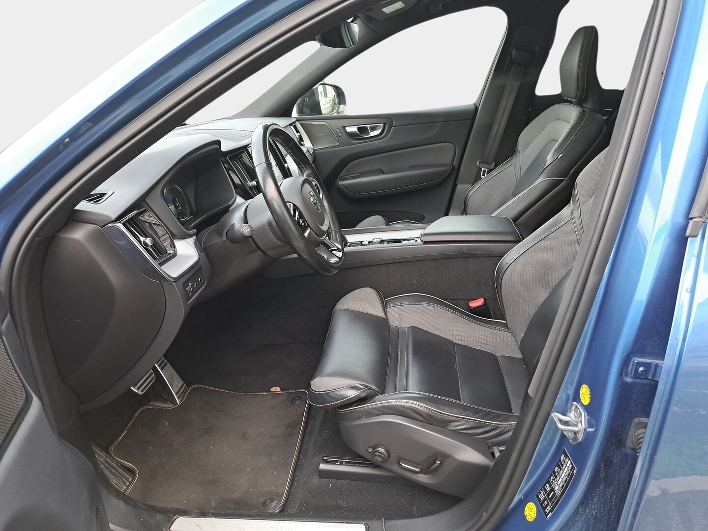 Volvo XC60 2020 T8 TwE AWD R-Design aut * Webasto / Harman&Kardon / Panorama / Vetokoukku / Peruutuskamera / Ratinlämmitys - Jakopää juuri tehty / Navi / 2x Hyvät renkaat!