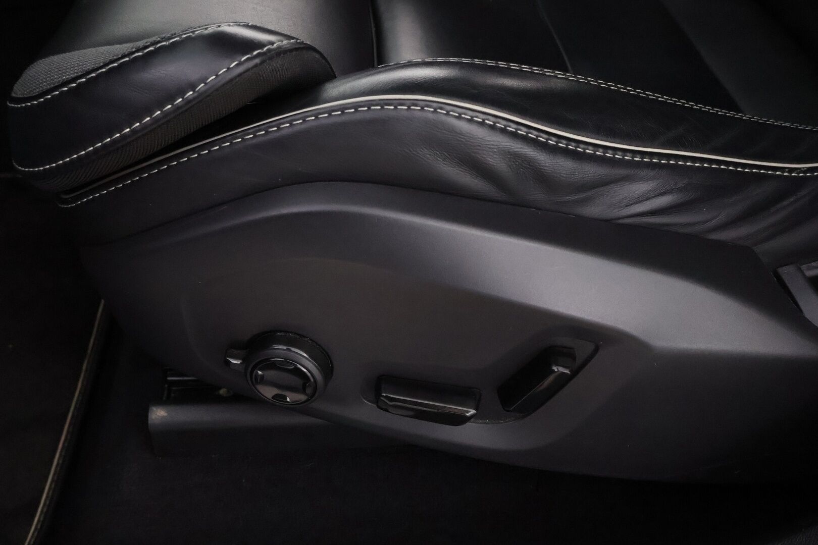 Volvo XC60 2020 T8 TwE AWD R-Design aut * Webasto / Harman&Kardon / Panorama / Vetokoukku / Peruutuskamera / Ratinlämmitys - Jakopää juuri tehty / Navi / 2x Hyvät renkaat!