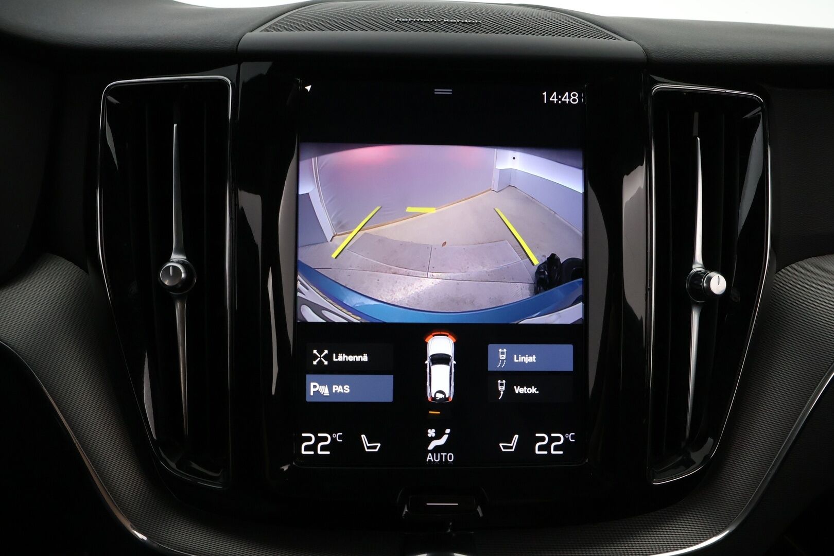 Volvo XC60 2020 T8 TwE AWD R-Design aut * Webasto / Adapt.Vakkari / Harman&Kardon / Panorama / Vetokoukku / Peruutuskamera / Ratinlämmitys - Jakopää juuri tehty / Navi / 2x Hyvät renkaat! - HULLUT JOULUT KORKOTARJOUS 2,49% 