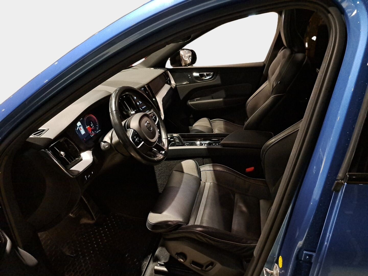 Volvo XC60 2020 T8 TwE AWD R-Design aut * Webasto / Adapt.Vakkari / Harman&Kardon / Panorama / Vetokoukku / Peruutuskamera / Ratinlämmitys - Jakopää juuri tehty / Navi / 2x Hyvät renkaat!