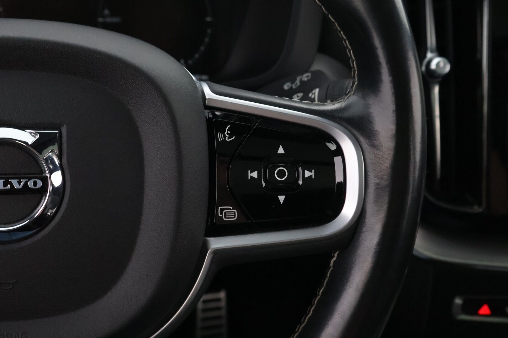 Volvo XC60 2020 T8 TwE AWD R-Design aut * Webasto / Harman&Kardon / Panorama / Vetokoukku / Peruutuskamera / Ratinlämmitys - Jakopää juuri tehty / Navi / 2x Hyvät renkaat!