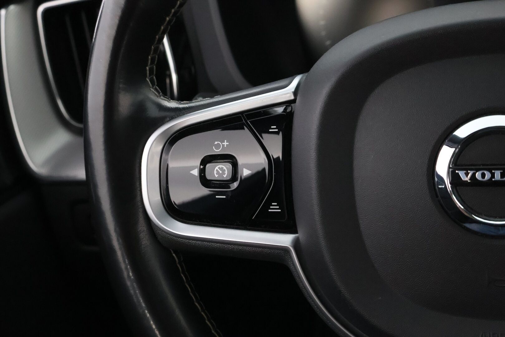 Volvo XC60 2020 T8 TwE AWD R-Design aut * Webasto / Harman&Kardon / Panorama / Vetokoukku / Peruutuskamera / Ratinlämmitys - Jakopää juuri tehty / Navi / 2x Hyvät renkaat!