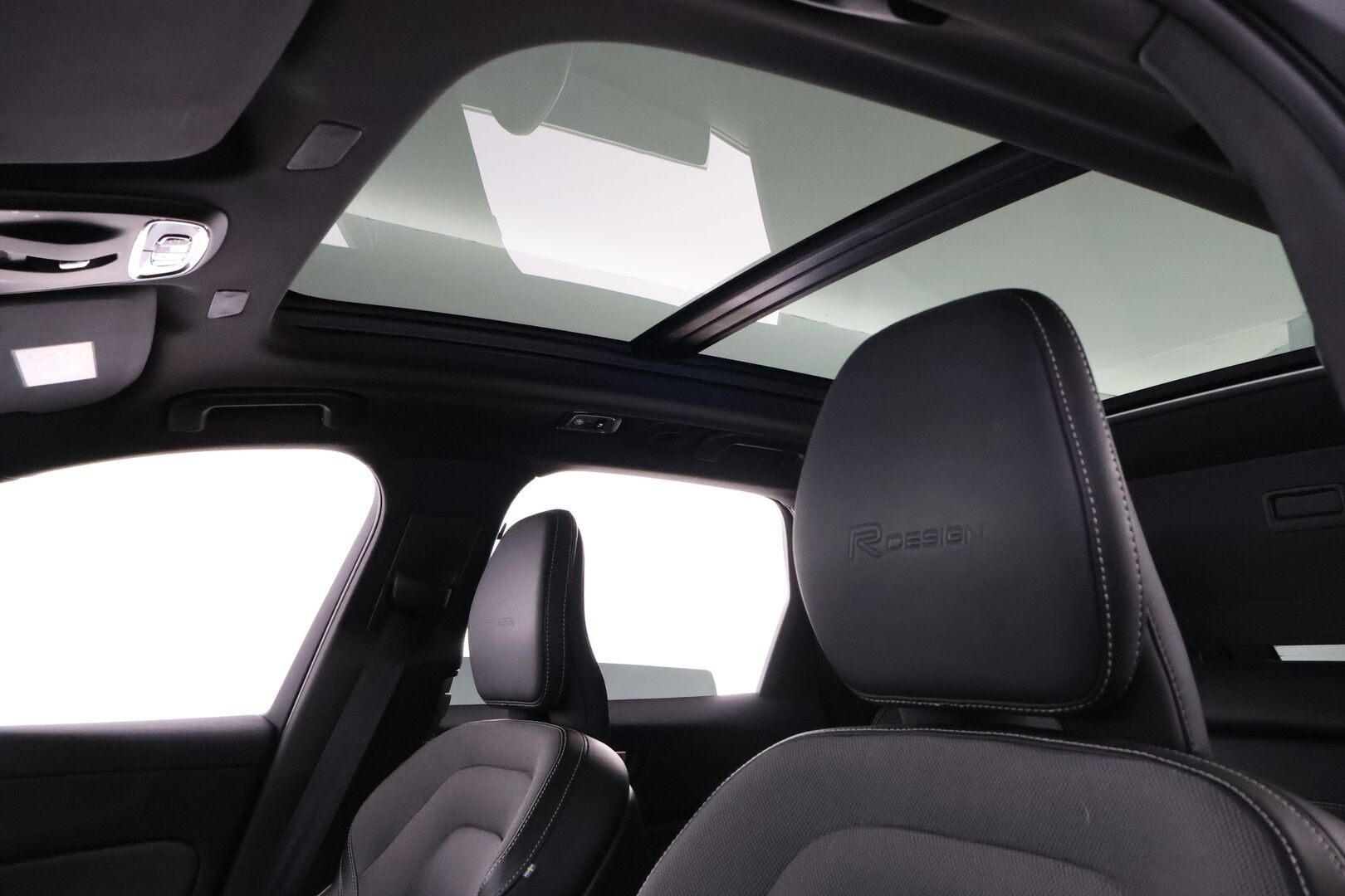 Volvo XC60 2020 T8 TwE AWD R-Design aut * Webasto / Harman&Kardon / Panorama / Vetokoukku / Peruutuskamera / Ratinlämmitys - Jakopää juuri tehty / Navi / 2x Hyvät renkaat!