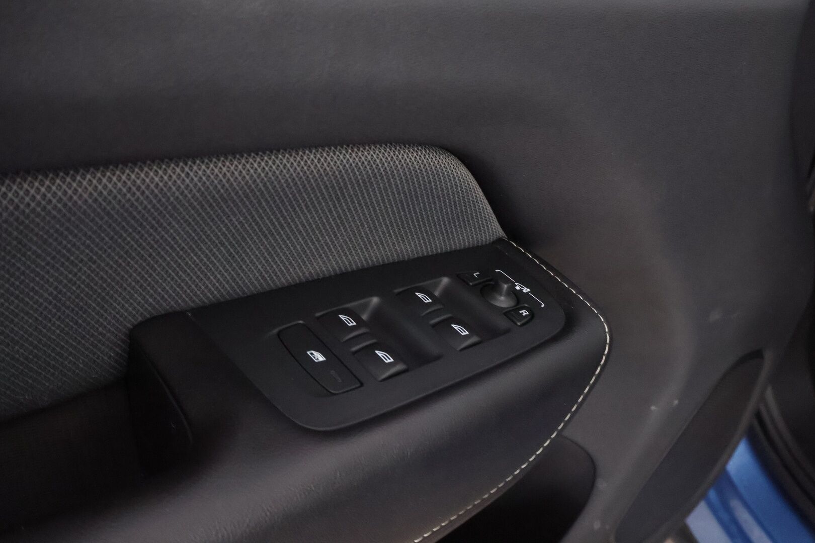 Volvo XC60 2020 T8 TwE AWD R-Design aut * Webasto / Harman&Kardon / Panorama / Vetokoukku / Peruutuskamera / Ratinlämmitys - Jakopää juuri tehty / Navi / 2x Hyvät renkaat!