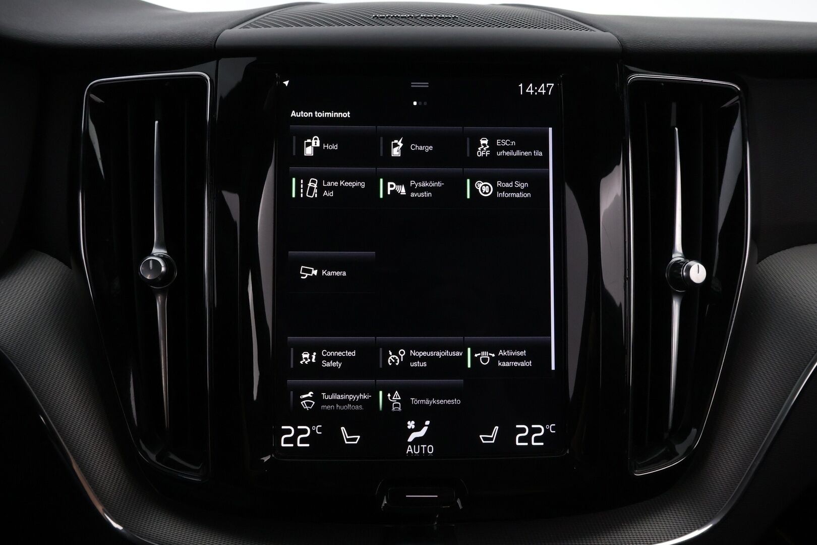 Volvo XC60 2020 T8 TwE AWD R-Design aut * Webasto / Harman&Kardon / Panorama / Vetokoukku / Peruutuskamera / Ratinlämmitys - Jakopää juuri tehty / Navi / 2x Hyvät renkaat!