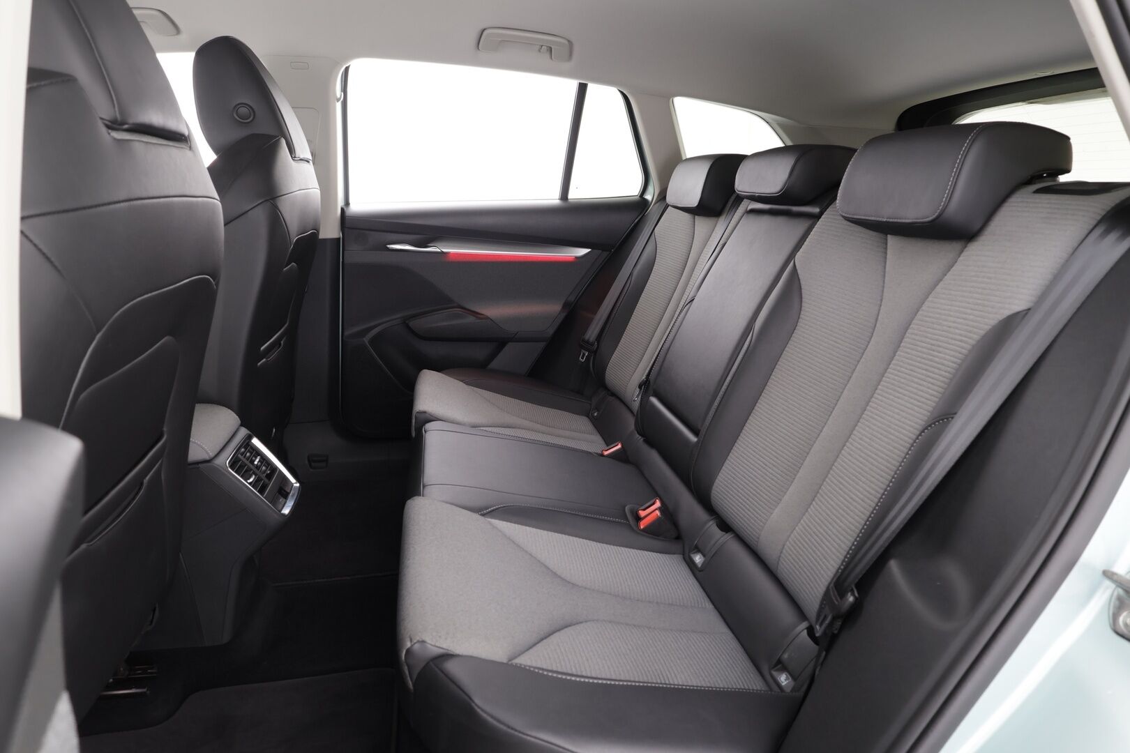 Skoda Enyaq 2022 60 iV *ACC / Matrix-LED / Koukku / Lisälämmitin / P.Kamera / Muistipenkki / Apple&Android / Keyless * - Merkkihuollettu / Akku kuntotarkastettu / Kahdet Renkaat / 2x Lataus - HULLUT AVAJAISHULINAT KORKOTARJOUS 3,29 %